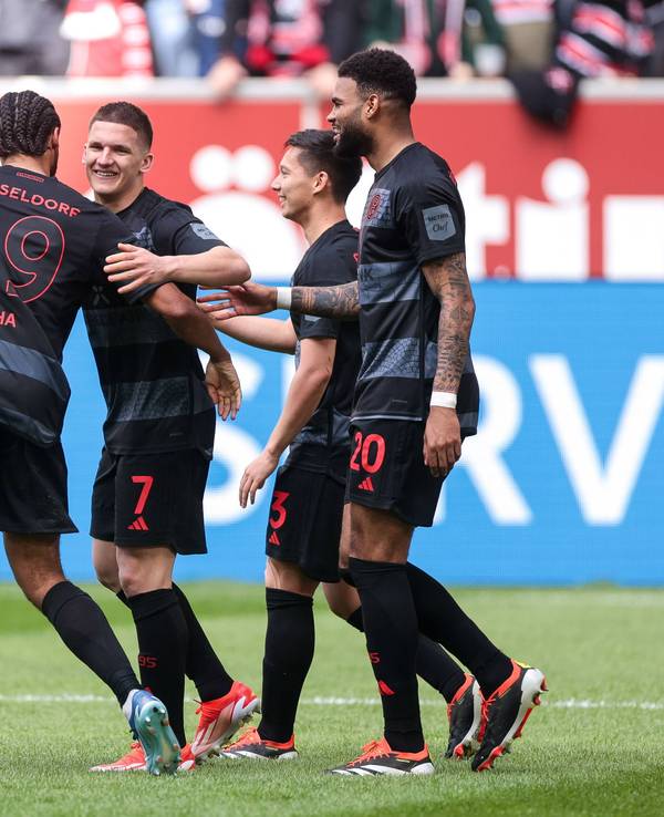 Die Spieler von Fortuna Düsseldorf jubeln im Spiel gegen Eintracht Braunschweig.