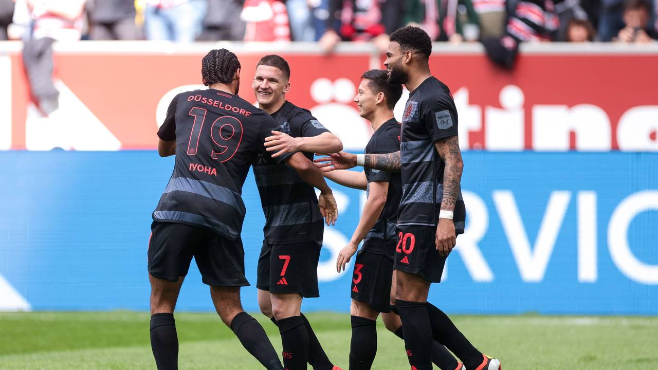Die Spieler von Fortuna Düsseldorf jubeln im Spiel gegen Eintracht Braunschweig.