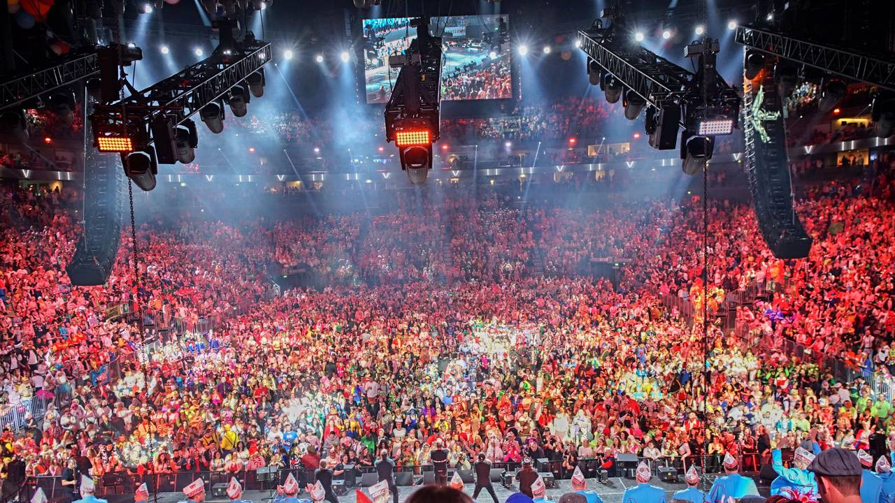 Blick in die Lanxess-Arena beim Karneval.