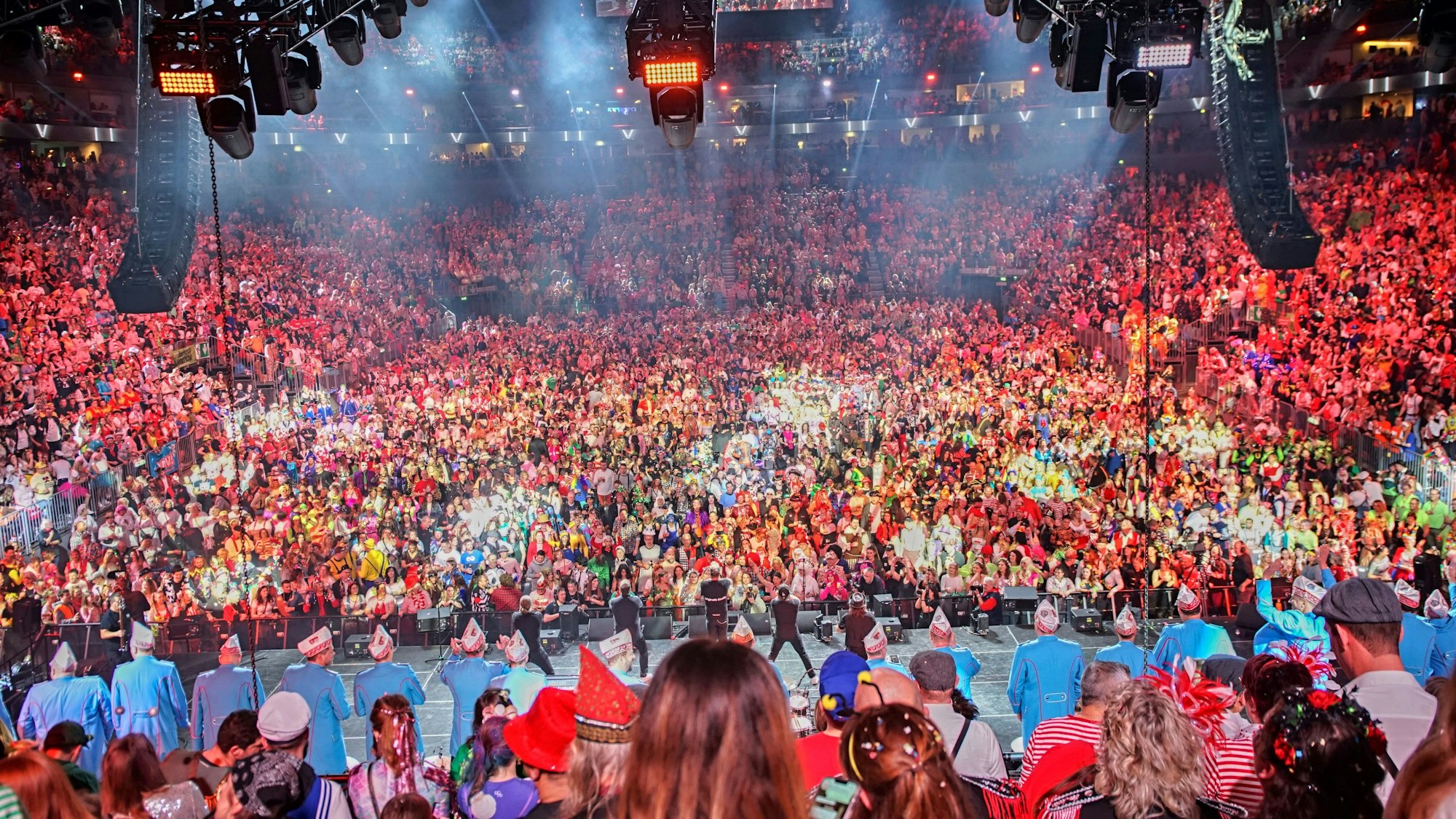Blick in die Lanxess-Arena beim Karneval.