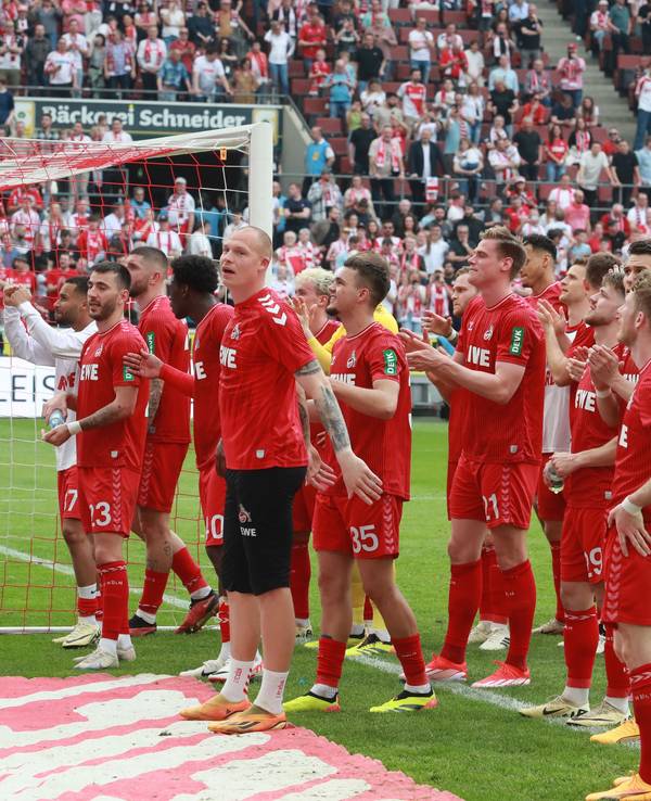 1. FC Köln gegen VFL Bochum: Jubel vor der Südkurve.