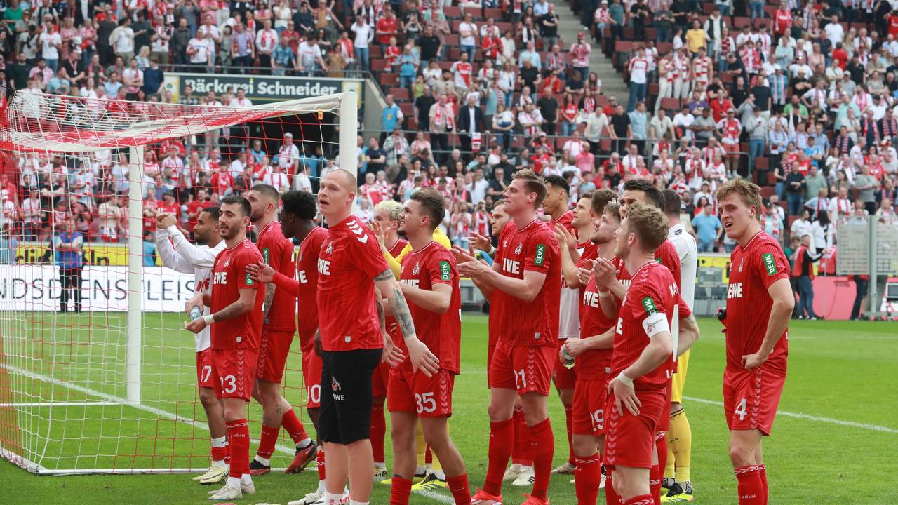 1. FC Köln gegen VFL Bochum: Jubel vor der Südkurve.