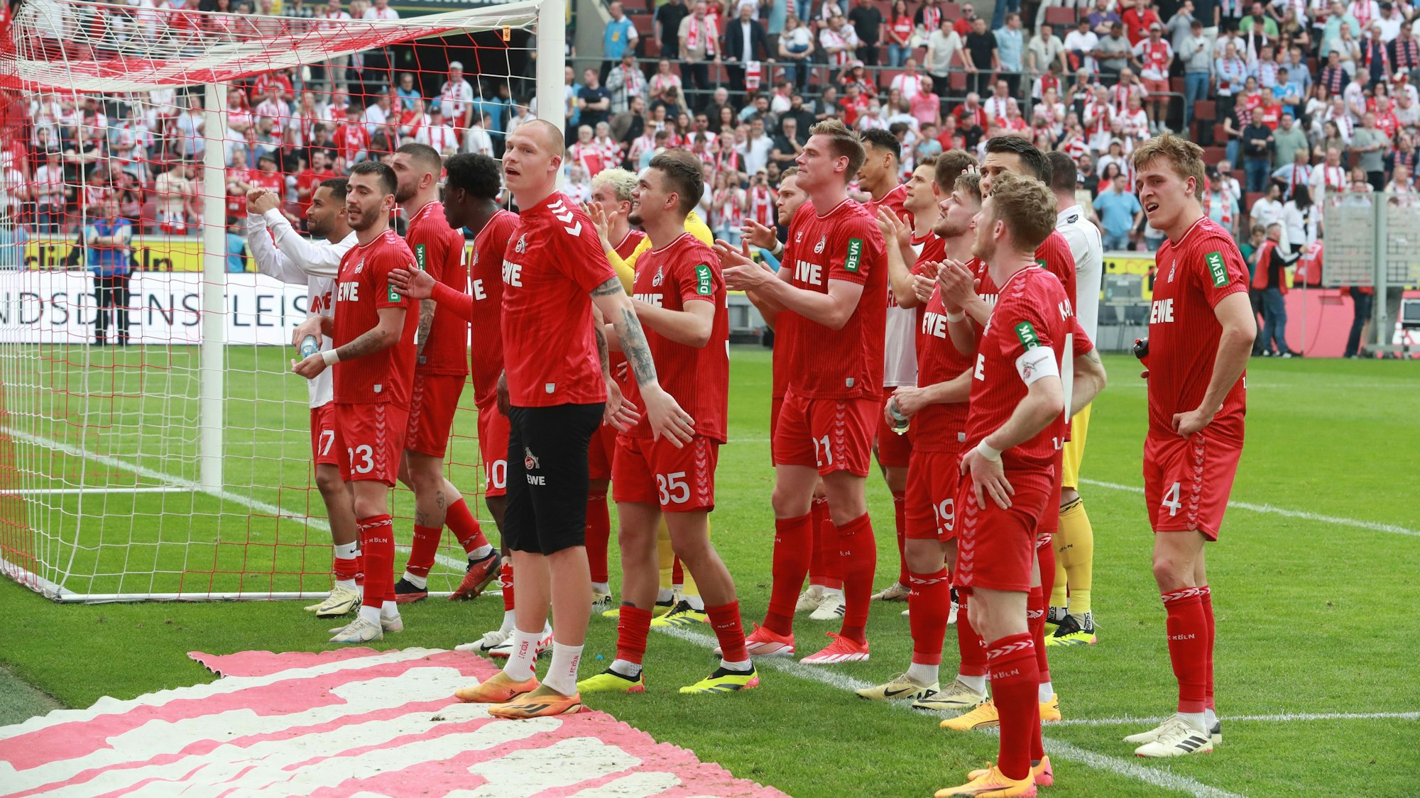 1. FC Köln gegen VFL Bochum: Jubel vor der Südkurve.