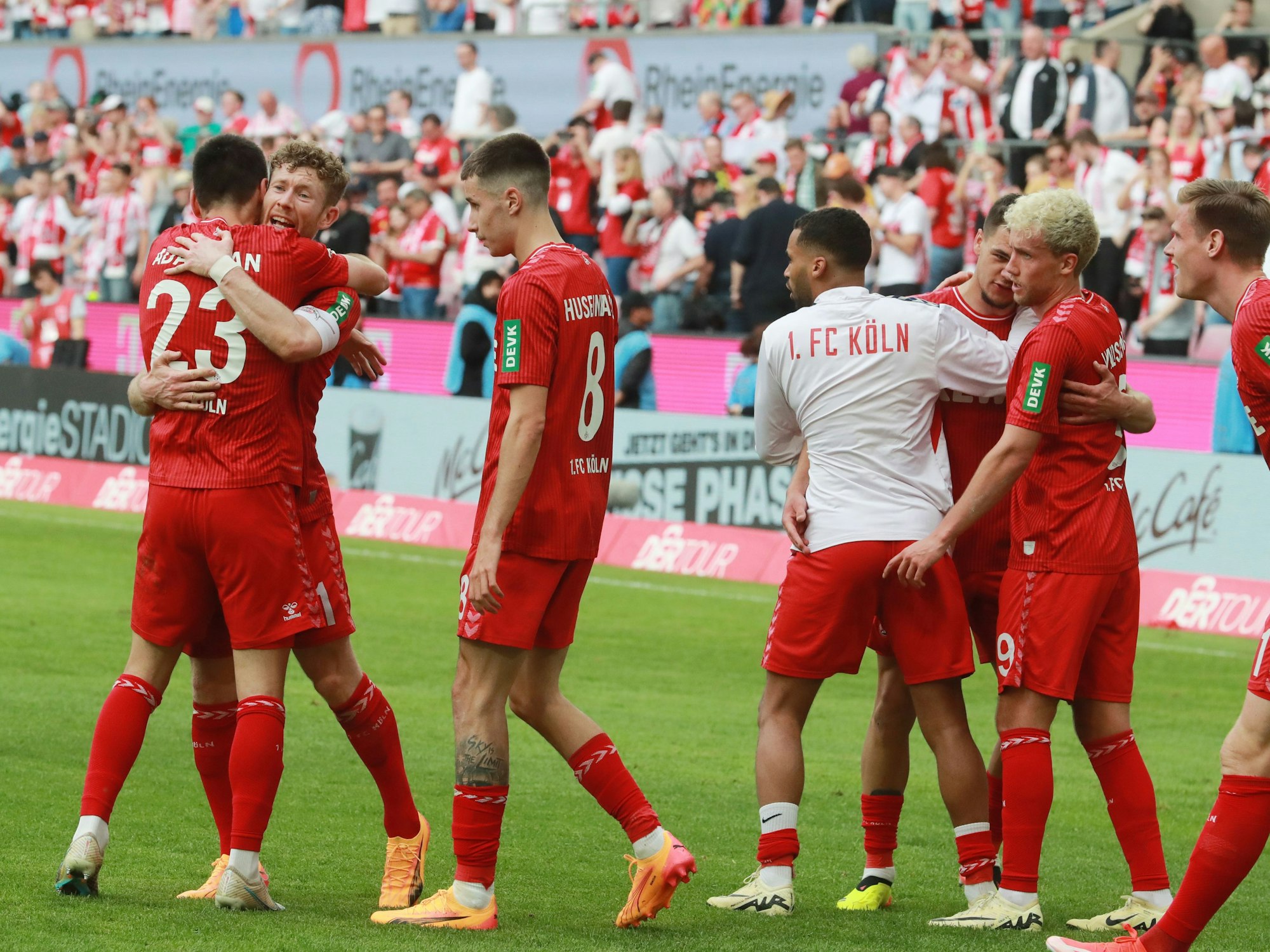 Die FC-Profis jubeln über den späten 2:1-Sieg gegen den VfL Bochum.