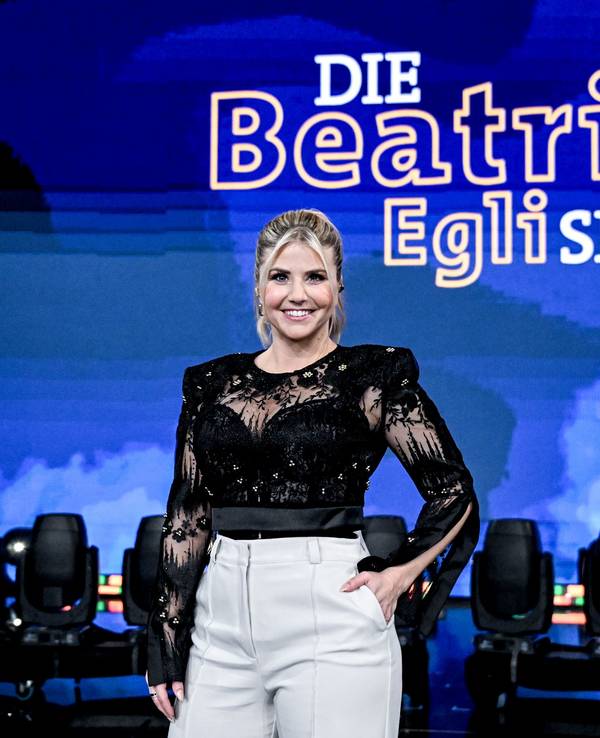Die Sängerin Beatrice Egli steht bei der Aufzeichnung zu der Sendung "Die Beatrice Egli Show" im Studio. +++ dpa-Bildfunk +++