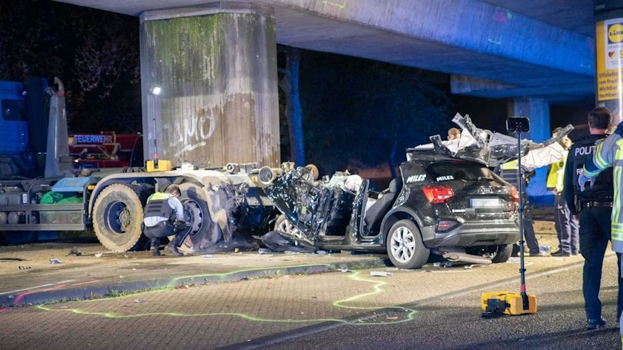 In der Nacht zu Montag, 8. April 2024, hat es in Köln-Bilderstöckchen einen schweren Unfall gegeben.