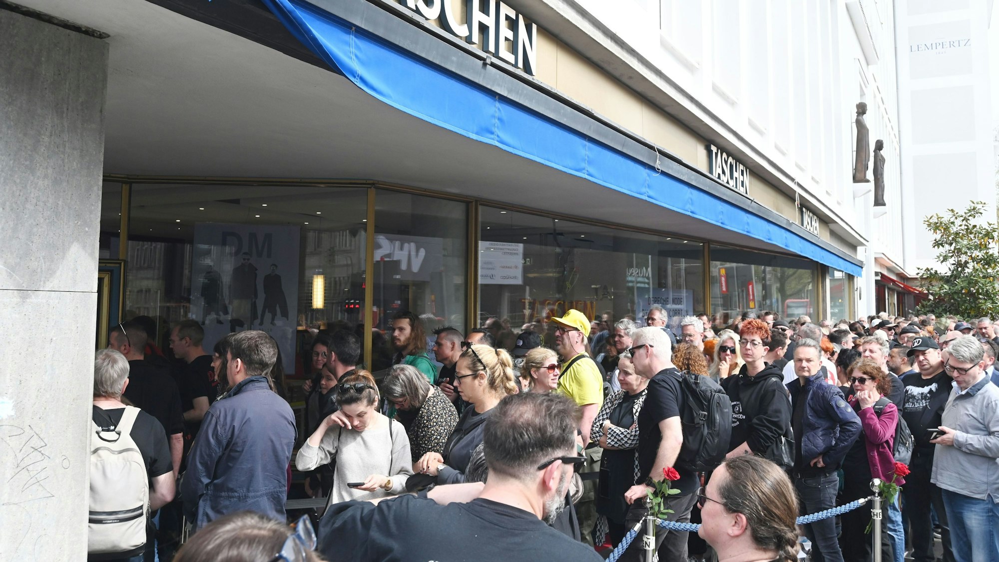 Der Fotograf Anton Corbijn signiert seine Bücher im Taschen-Verlag am Neumarkt.