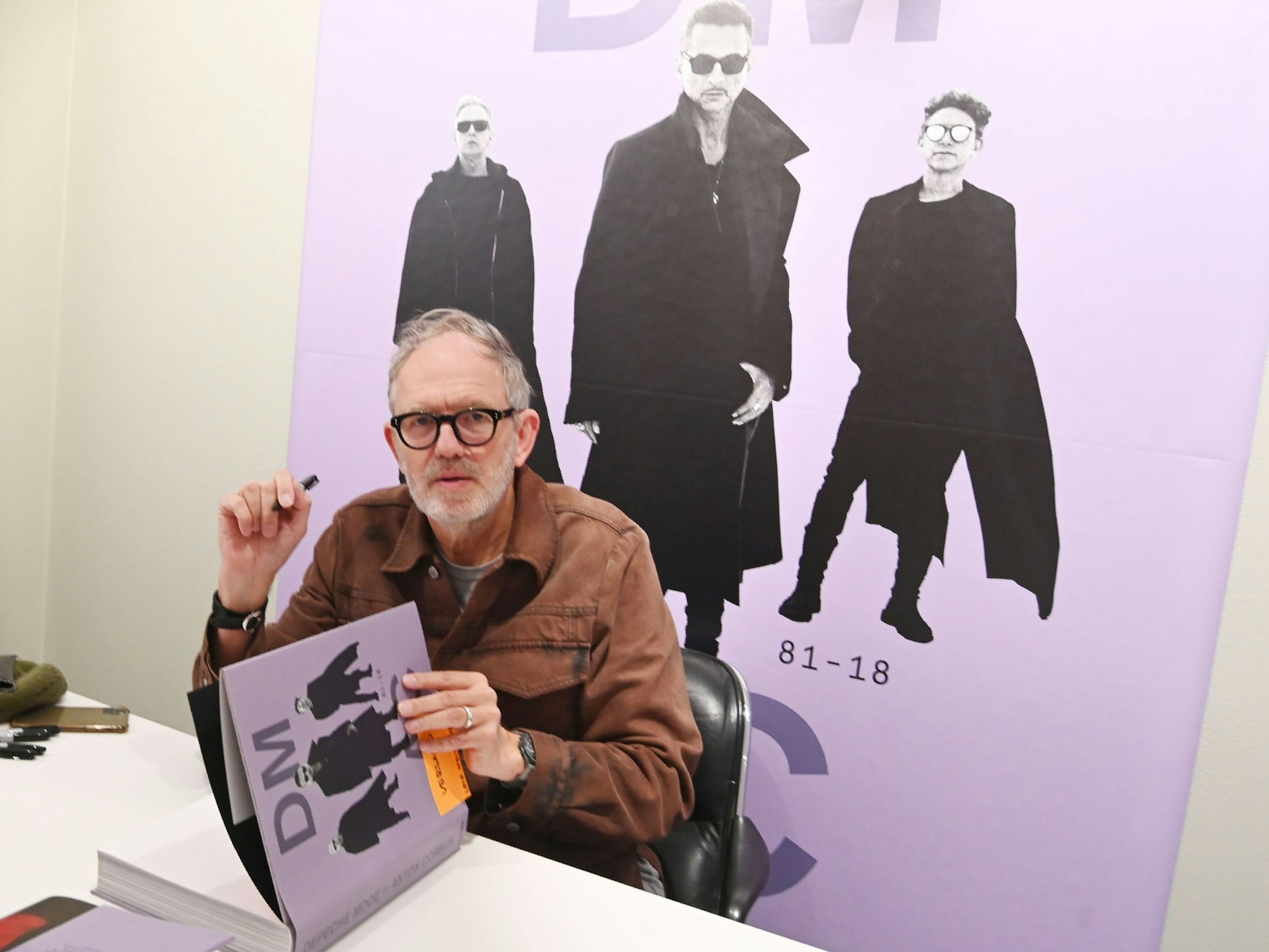 Der Fotograf Anton Corbijn signiert seine Bücher.