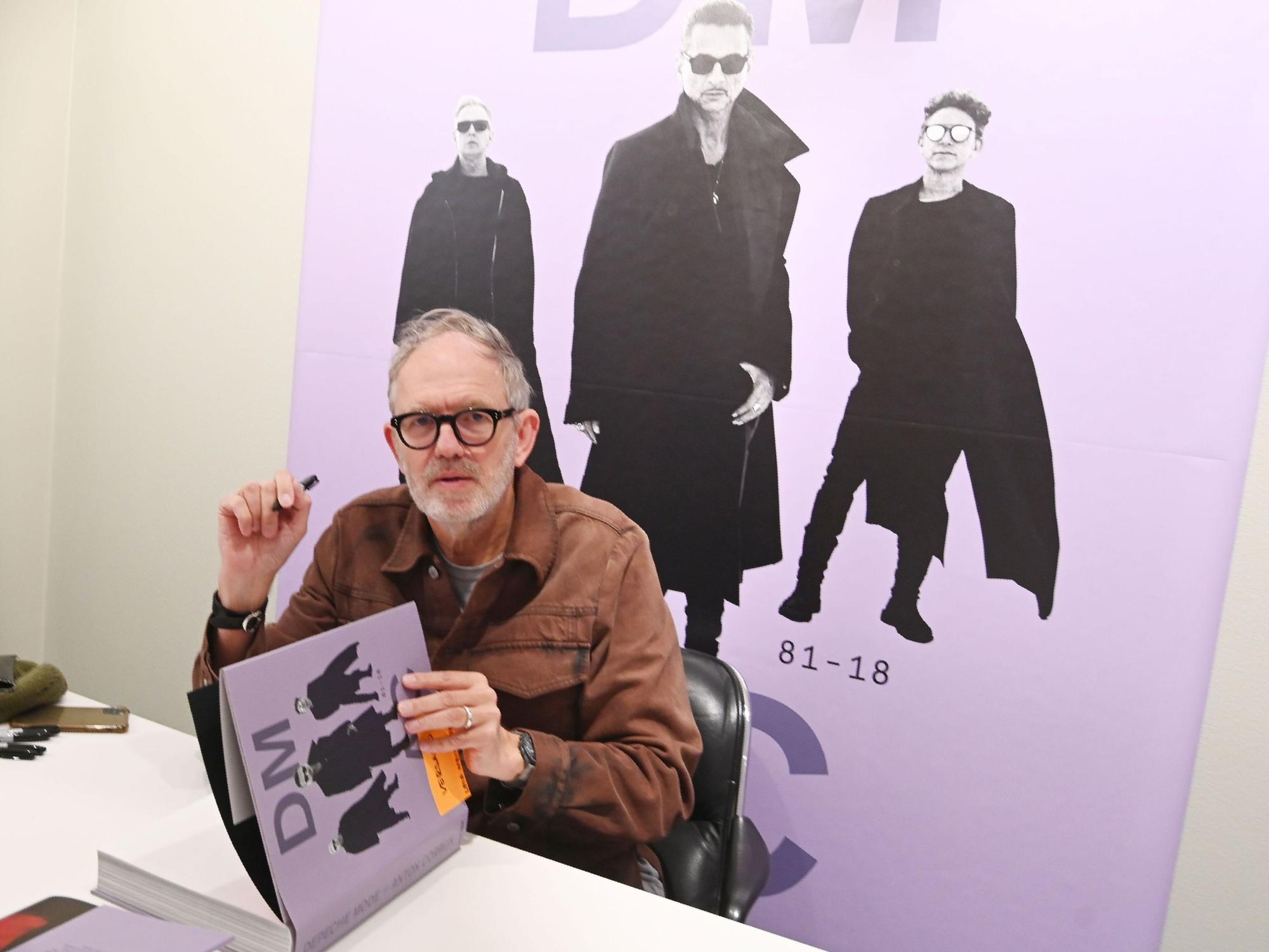 Der Fotograf Anton Corbijn signiert seine Bücher.