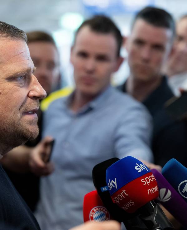 Max Eberl gibt am Münchner Flughafen ein Interview.