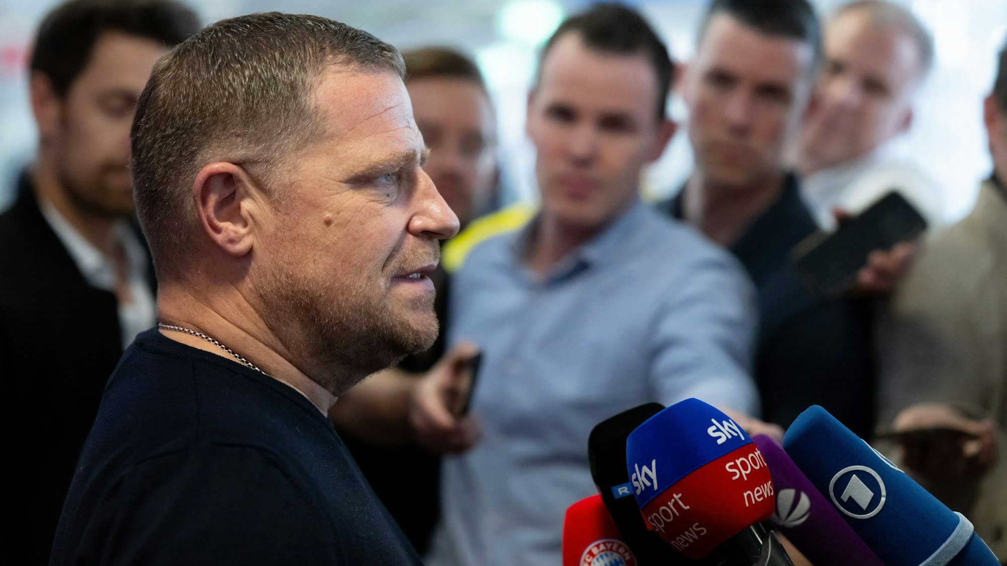 Max Eberl gibt am Münchner Flughafen ein Interview.