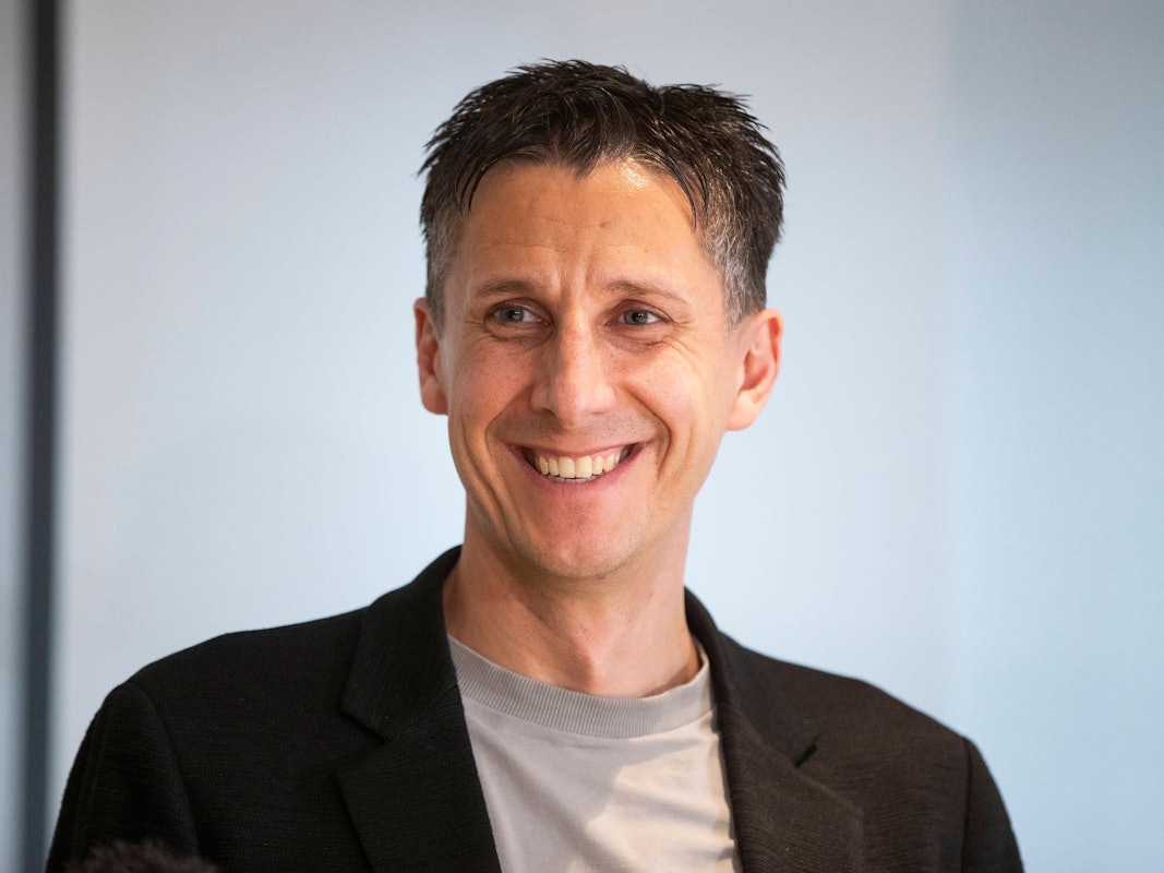 Christian Keller lacht in die Kamera.