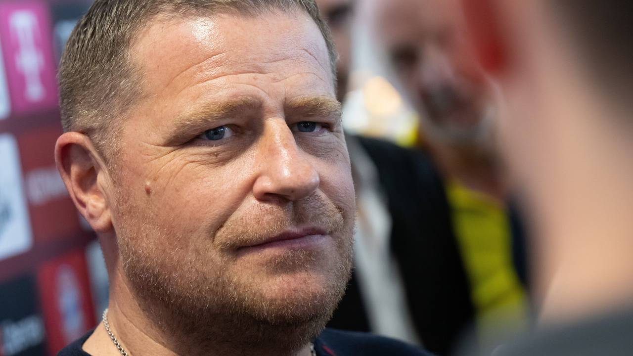 Max Eberl, Sportvorstand des FC Bayern München, gibt am Flughafen in München vor dem Abflug nach London ein Pressestatement.