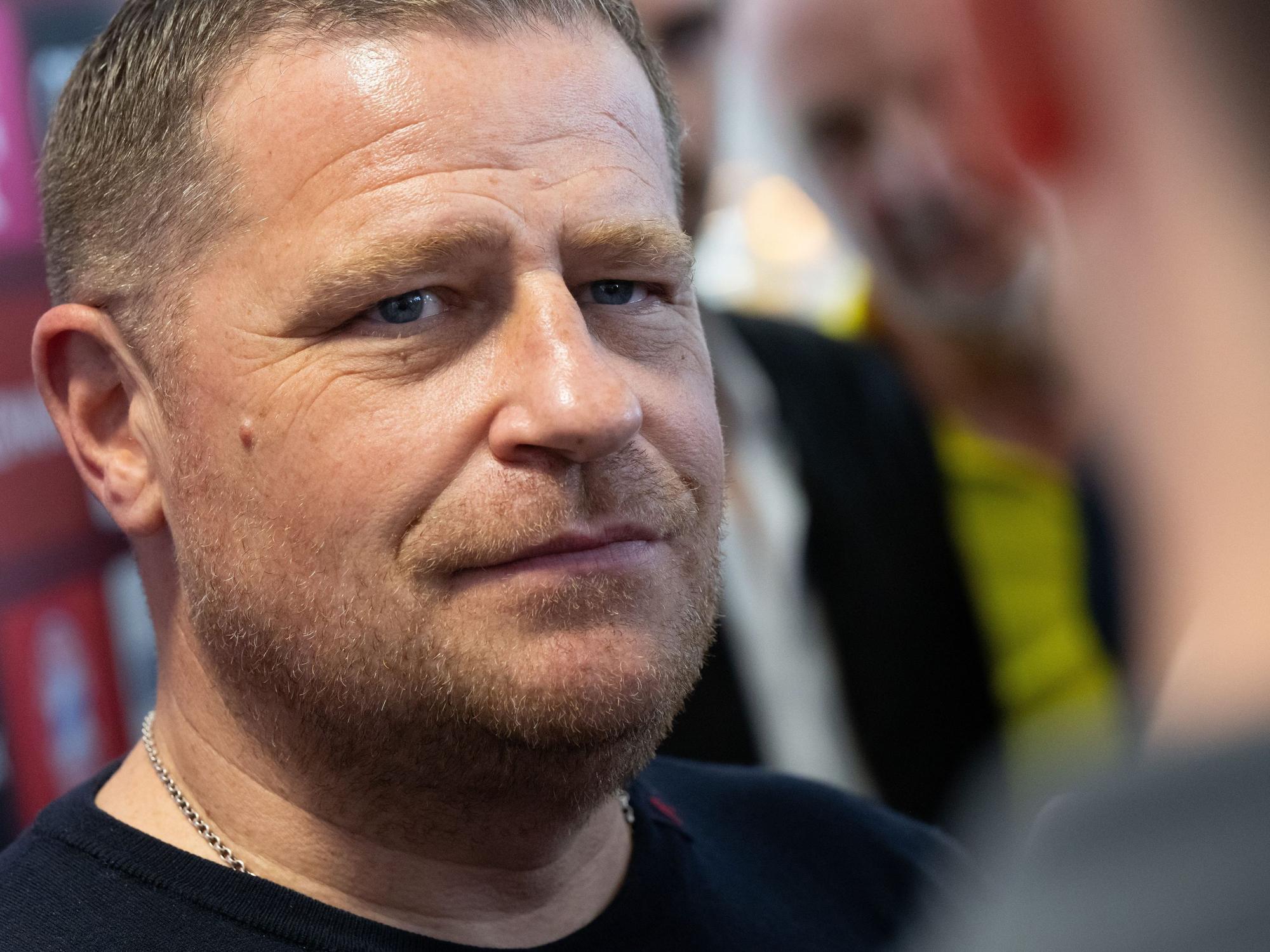 Max Eberl, Sportvorstand des FC Bayern München, gibt am Flughafen in München vor dem Abflug nach London ein Pressestatement.