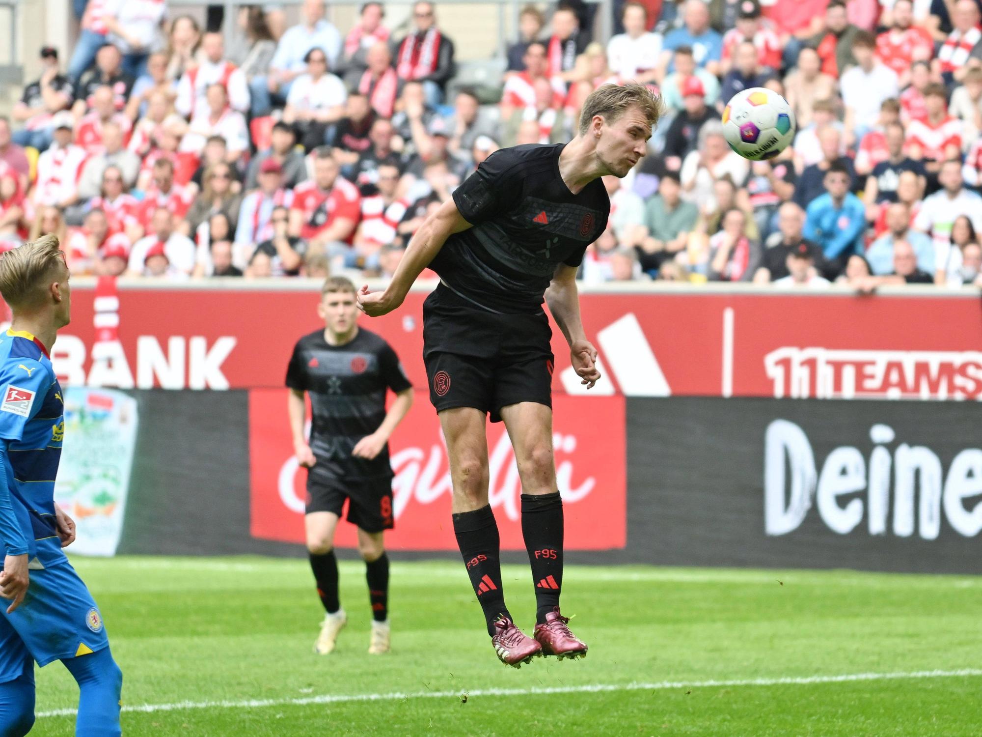 Vincent Vermeij köpft den Ball.
