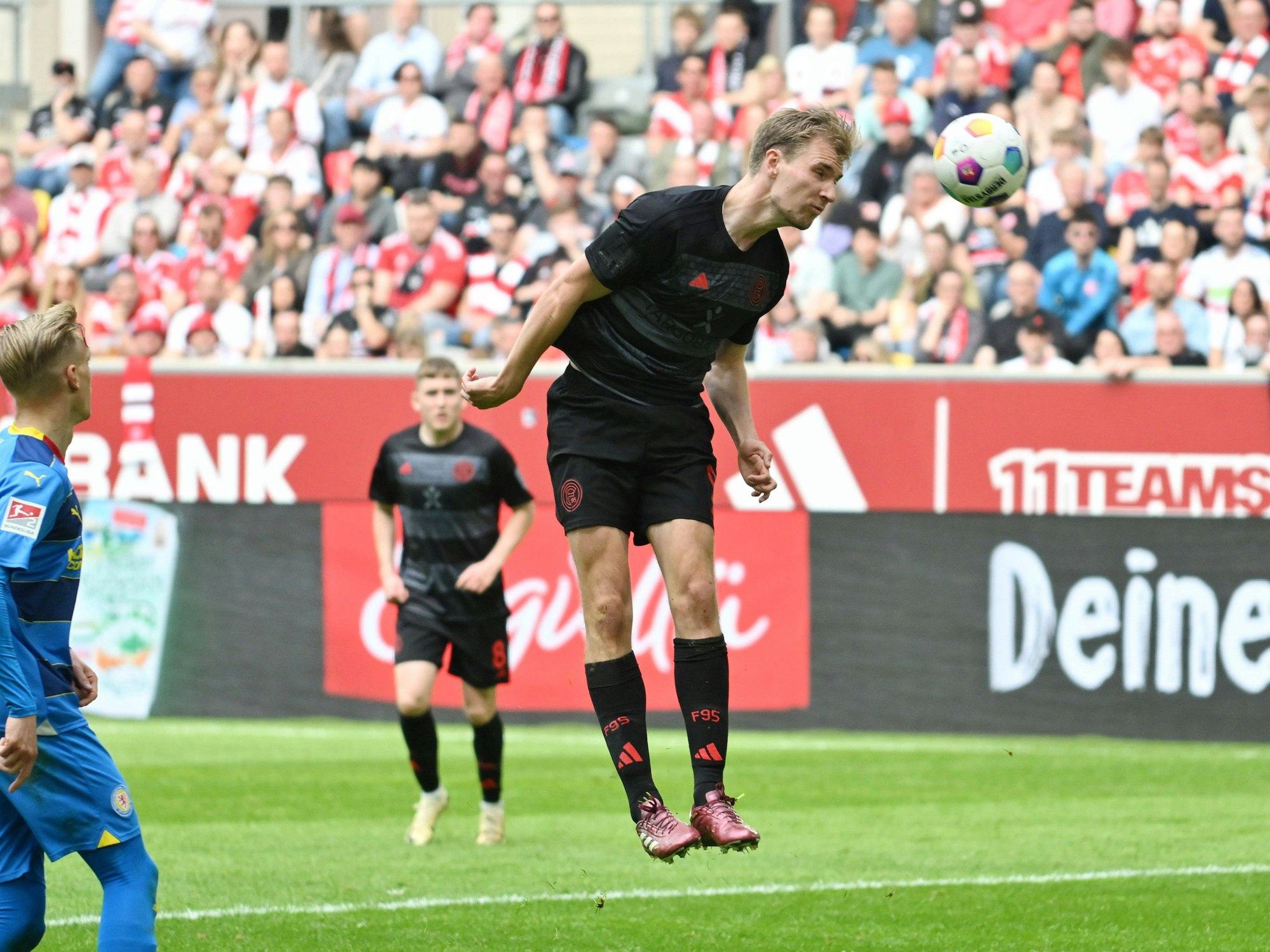 Vincent Vermeij köpft den Ball.