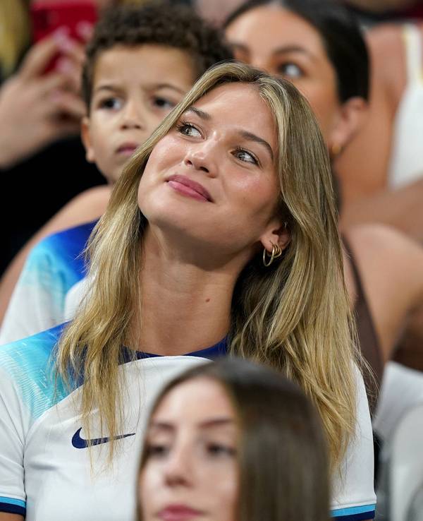 Eric Diers Ehefrau Anna Modler mit England-Trikot auf der Tribüne.