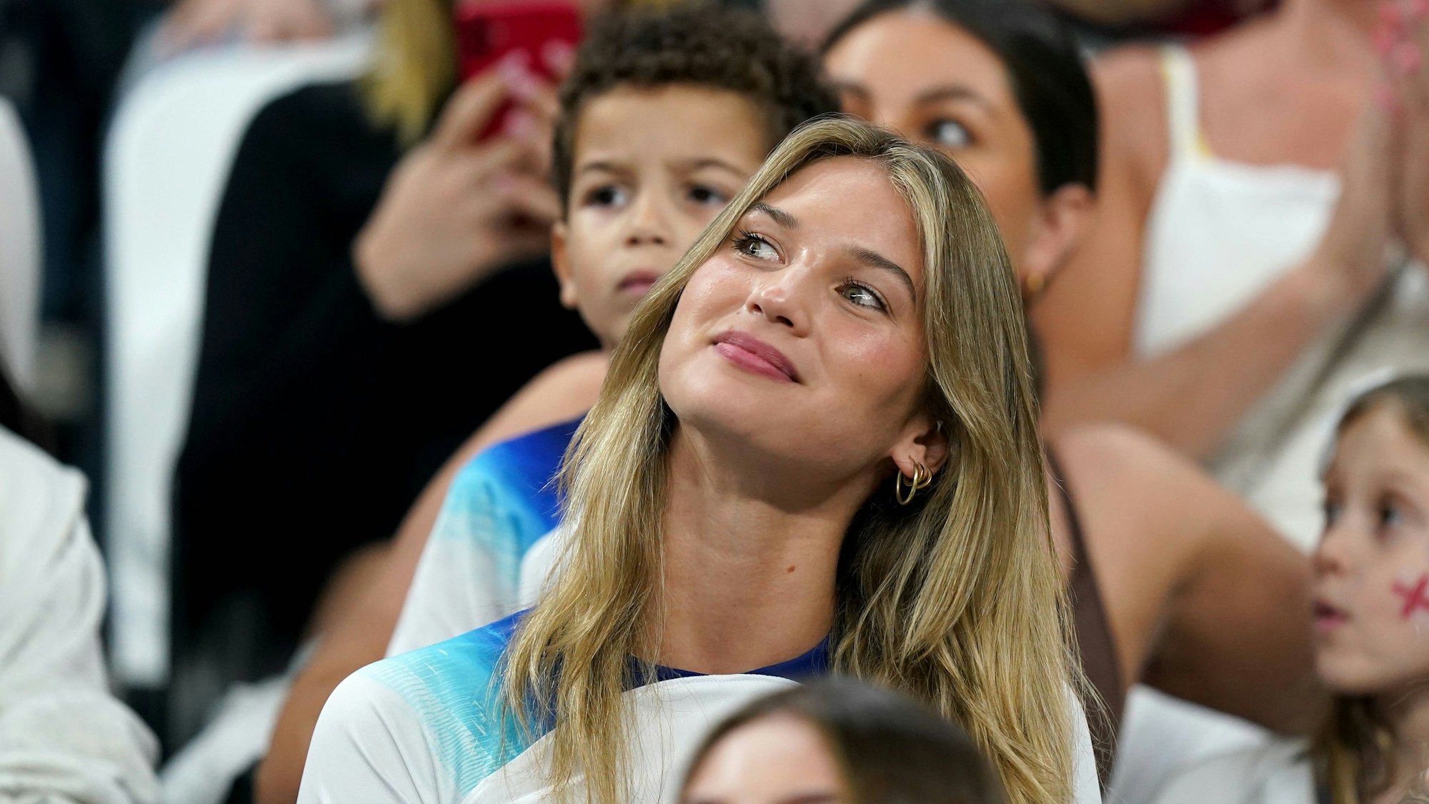 Eric Diers Ehefrau Anna Modler mit England-Trikot auf der Tribüne.