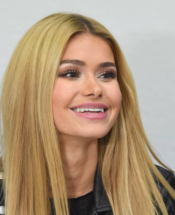 Der Instagram-Star Pamela Reif wartet im Landgericht Karlsruhe auf den Beginn ihrer Verhandlung, hier im Januar 2019.