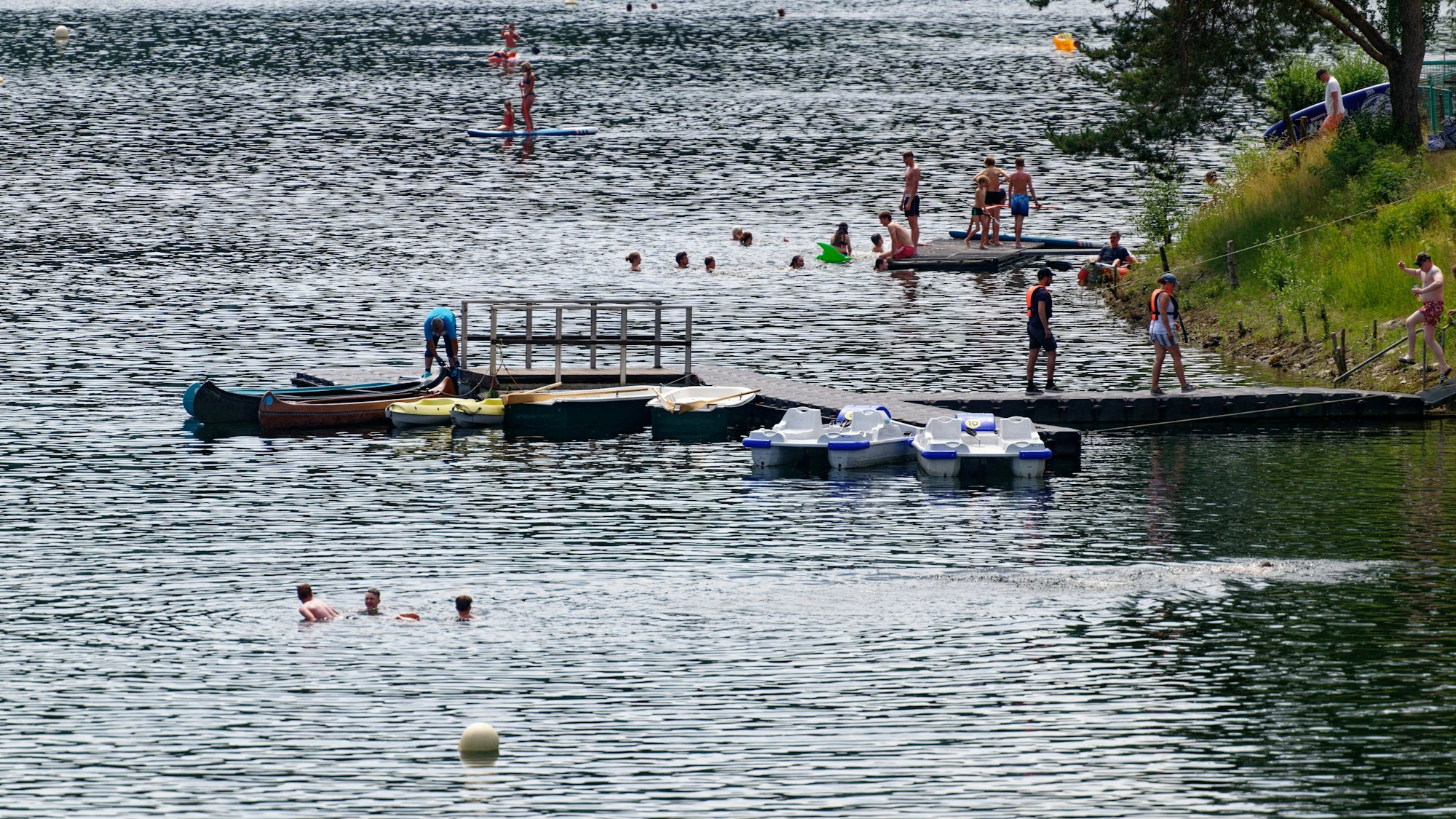2023 war das heißeste Jahr in Deutschland seit Beginn der Wetteraufzeichnungen, hier kühlen sich Menschen im Juni bei über 30 Grad in der Wuppertalsperre ab. Ein Klimahistoriker schlägt nun Alarm.