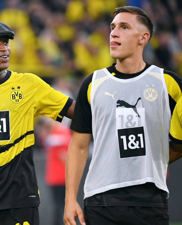Schlussjubel von Youssoufa Moukoko mit der Mütze von Cheftrainer Steffen Baumgart