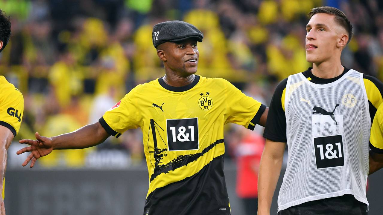 Schlussjubel von Youssoufa Moukoko mit der Mütze von Cheftrainer Steffen Baumgart