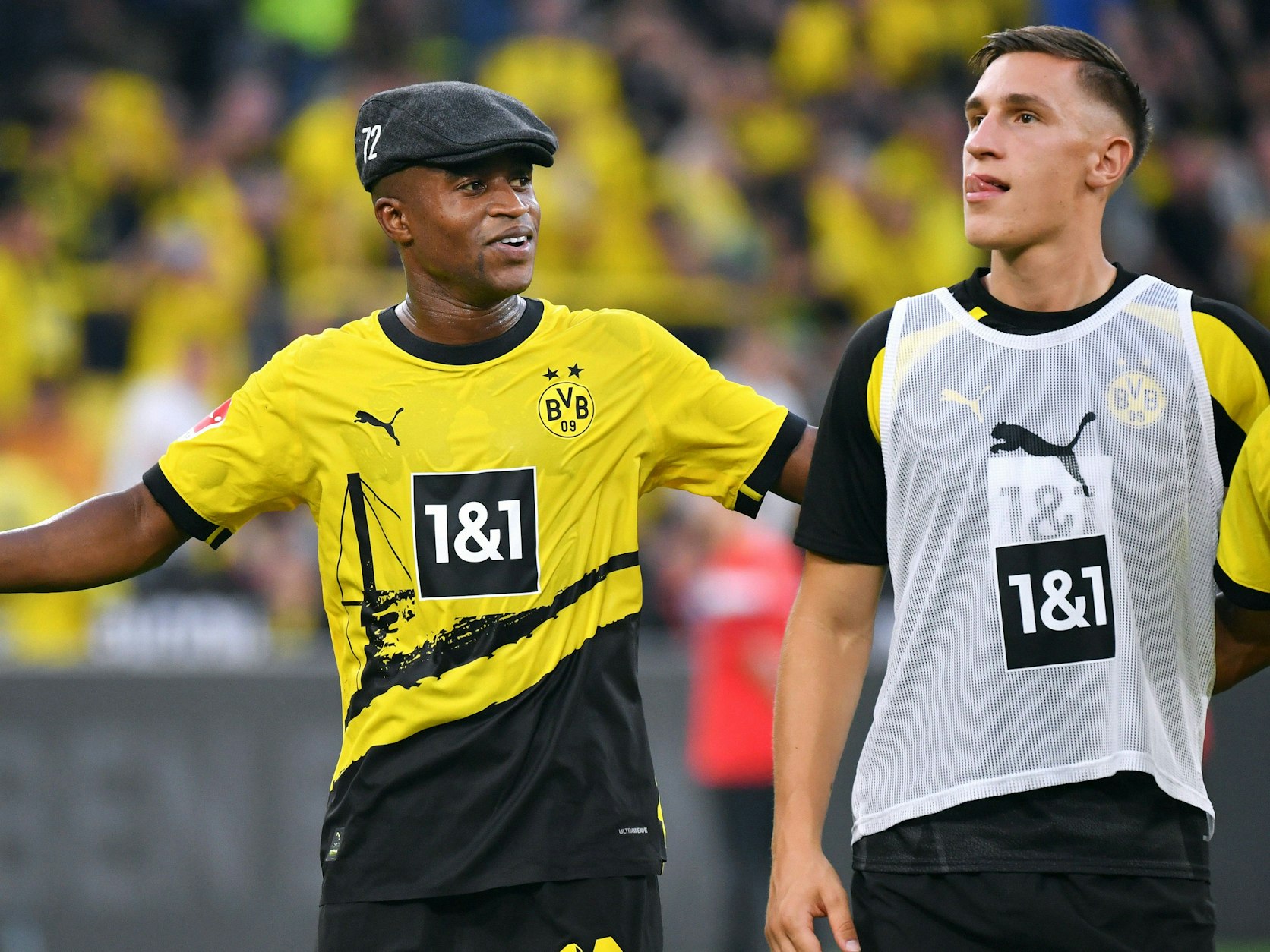 Schlussjubel von Youssoufa Moukoko mit der Mütze von Cheftrainer Steffen Baumgart