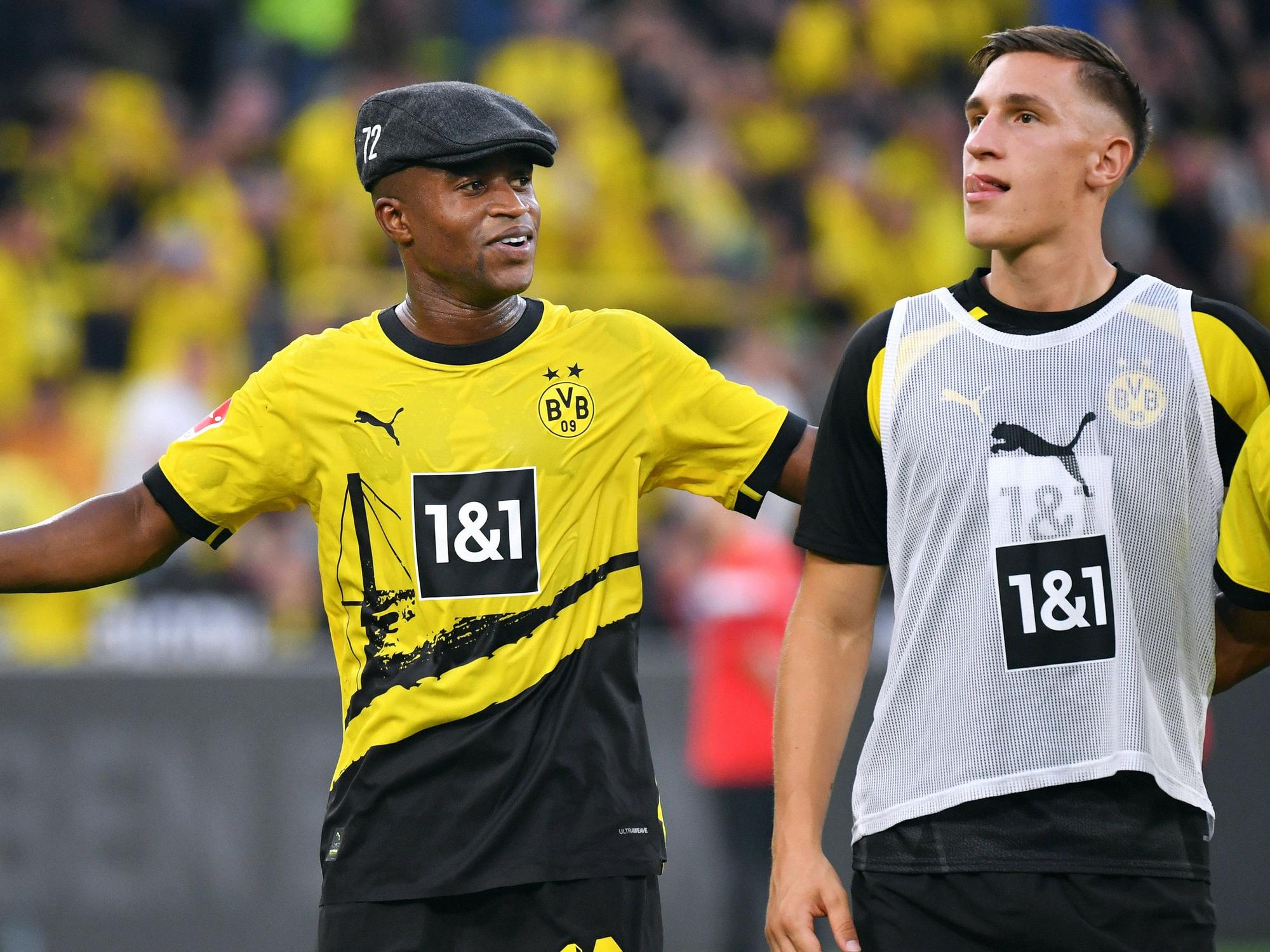Schlussjubel von Youssoufa Moukoko mit der Mütze von Cheftrainer Steffen Baumgart