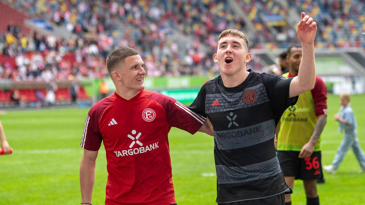 Cristos Tzolis und Isak Johannesson jubeln gemeinsam.