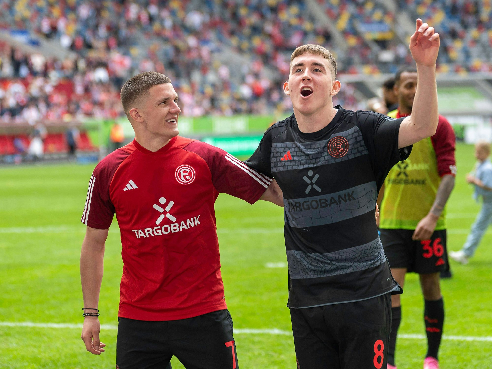 Cristos Tzolis und Isak Johannesson jubeln gemeinsam.