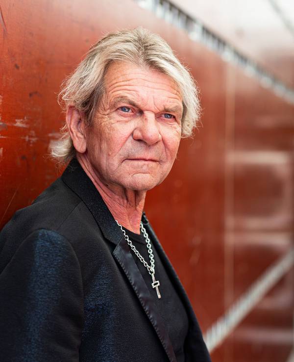Der Sänger Matthias Reim steht vor seinem Konzert auf dem Konzertgelände vom Schützenplatz, hier im Juli 2023.