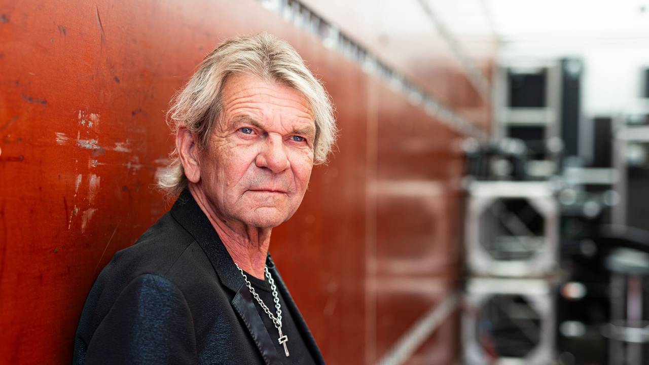 Der Sänger Matthias Reim steht vor seinem Konzert auf dem Konzertgelände vom Schützenplatz, hier im Juli 2023.