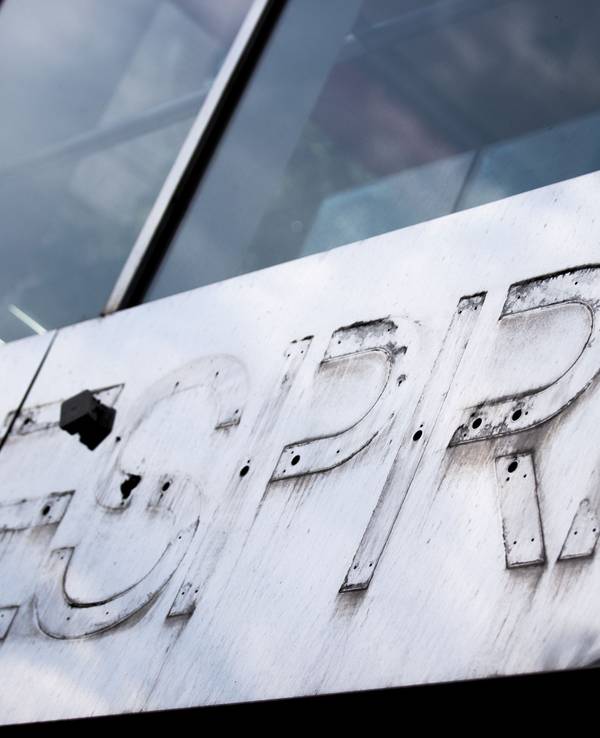 Die Überreste des entfernten Logos der Modekette Esprit sind an einer geschlossenen Filiale auf der Schildergasse zu sehen.