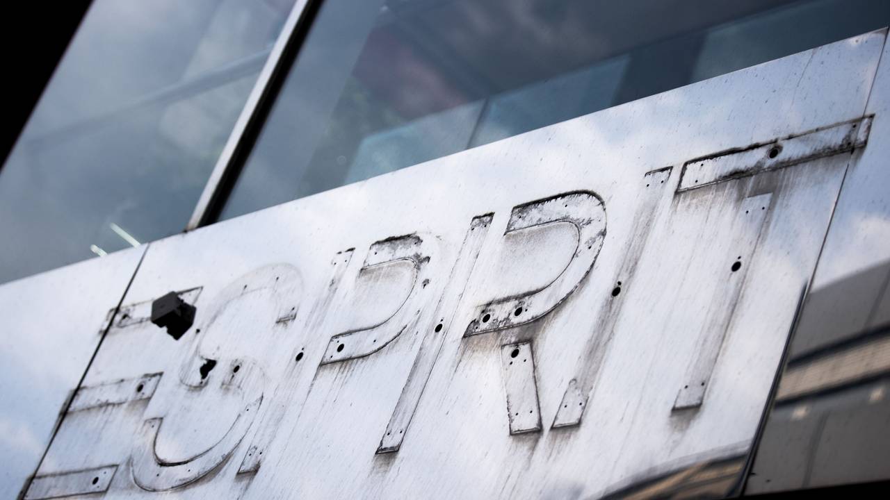 Die Überreste des entfernten Logos der Modekette Esprit sind an einer geschlossenen Filiale auf der Schildergasse zu sehen.