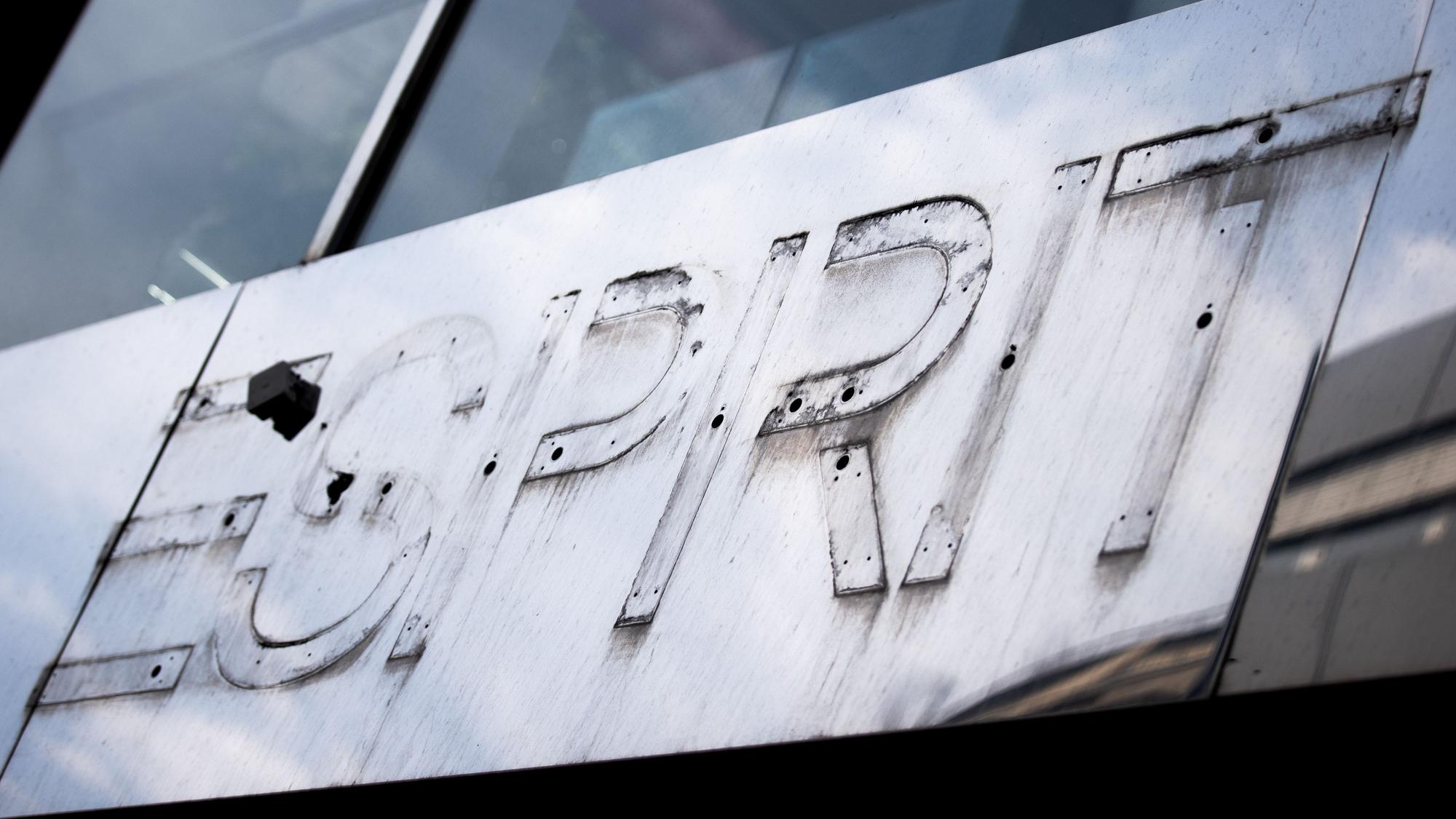 Die Überreste des entfernten Logos der Modekette Esprit sind an einer geschlossenen Filiale auf der Schildergasse zu sehen.
