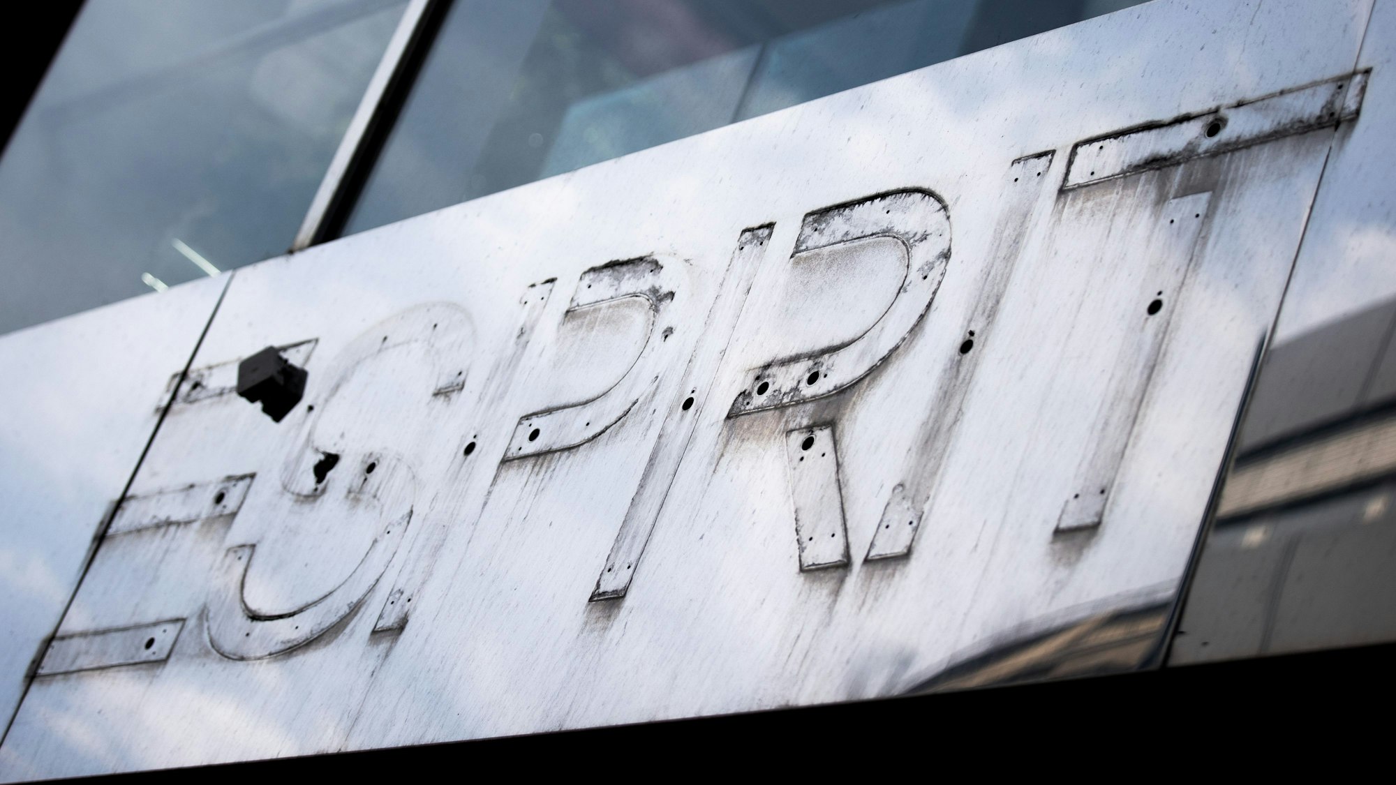 Die Überreste des entfernten Logos der Modekette Esprit sind an einer geschlossenen Filiale auf der Schildergasse zu sehen.