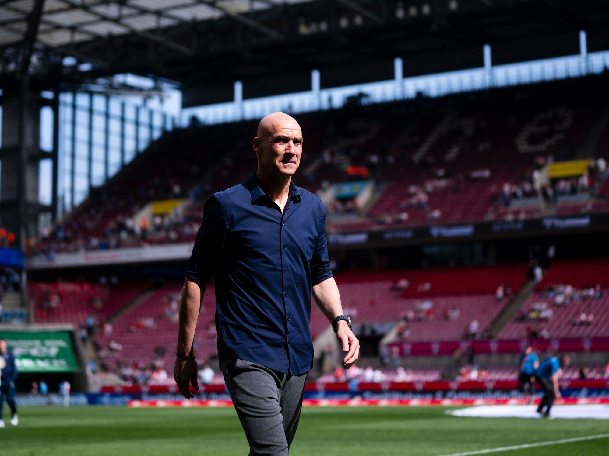 Bochums Trainer Thomas Letsch blickt vor der Partie in die Runde.