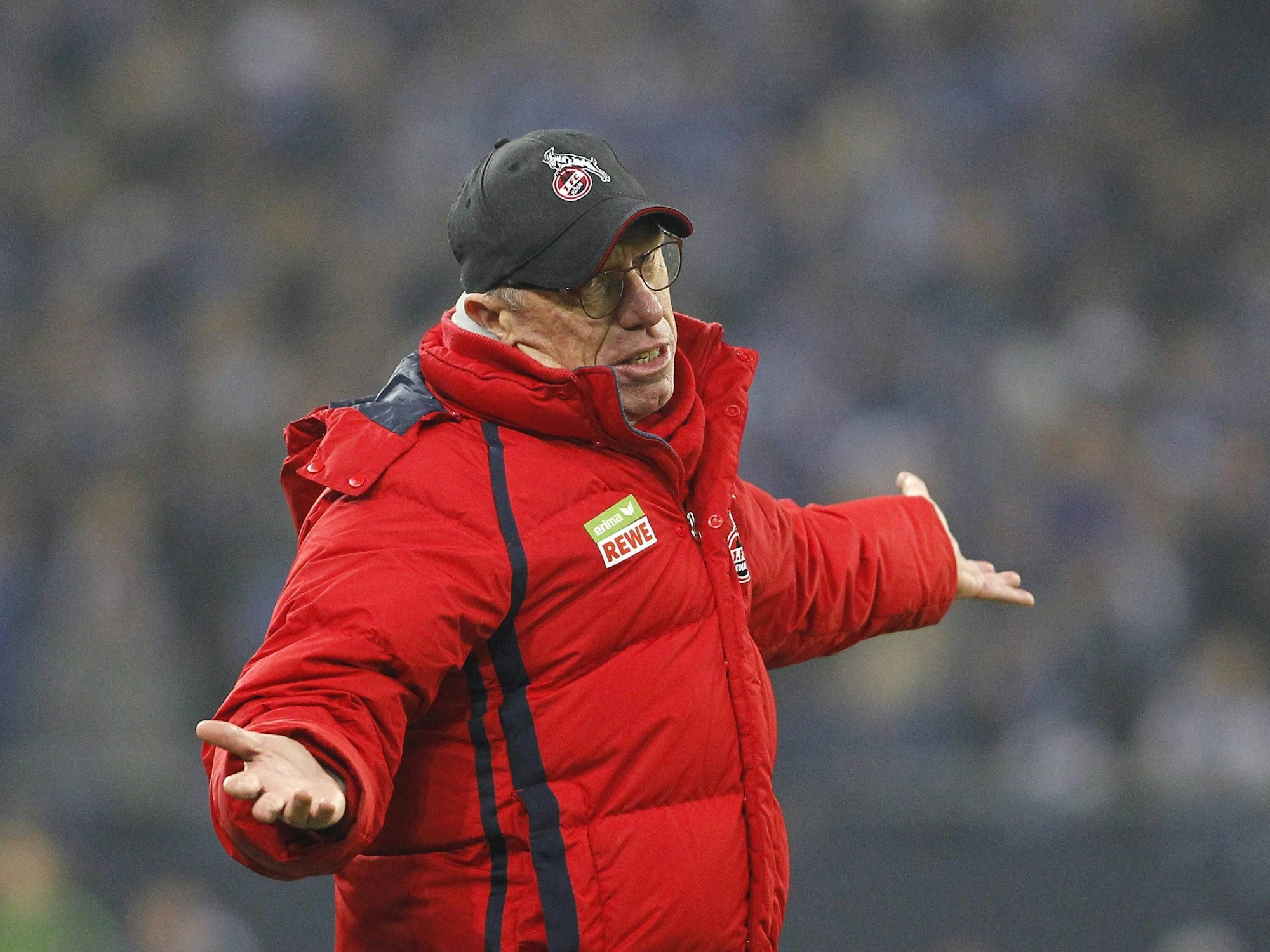 Trainer Peter Stöger (1. FC Köln) fragend im Spiel der 1. Bundesliga zwischen FC Schalke 04 gegen den 1. FC Köln in der Saison 2017/2018.
