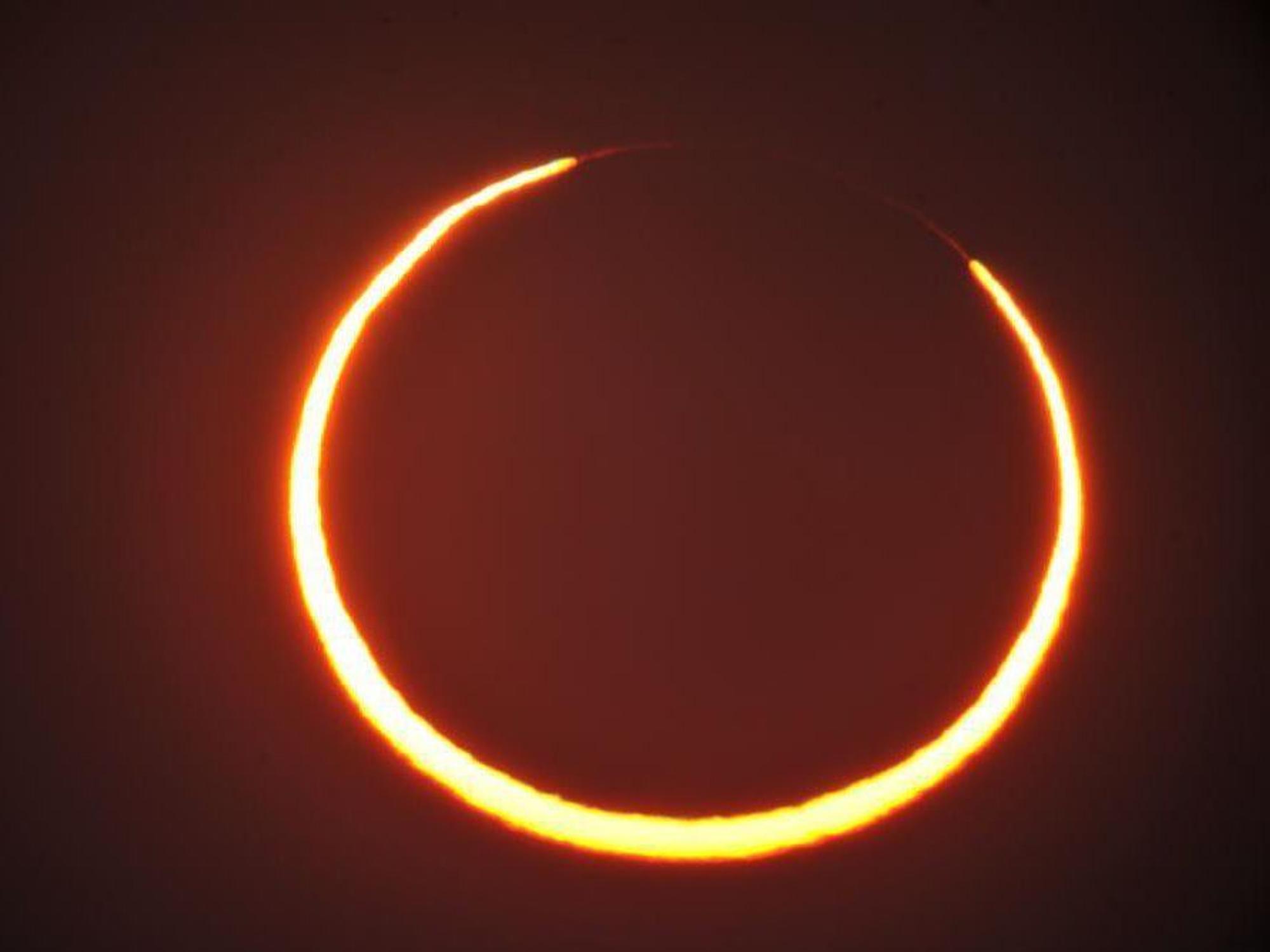 Der Mondschatten verdunkelt während einer Sonnenfinsternis die Sonne, die als Feuerring-Phänomen bekannt ist.