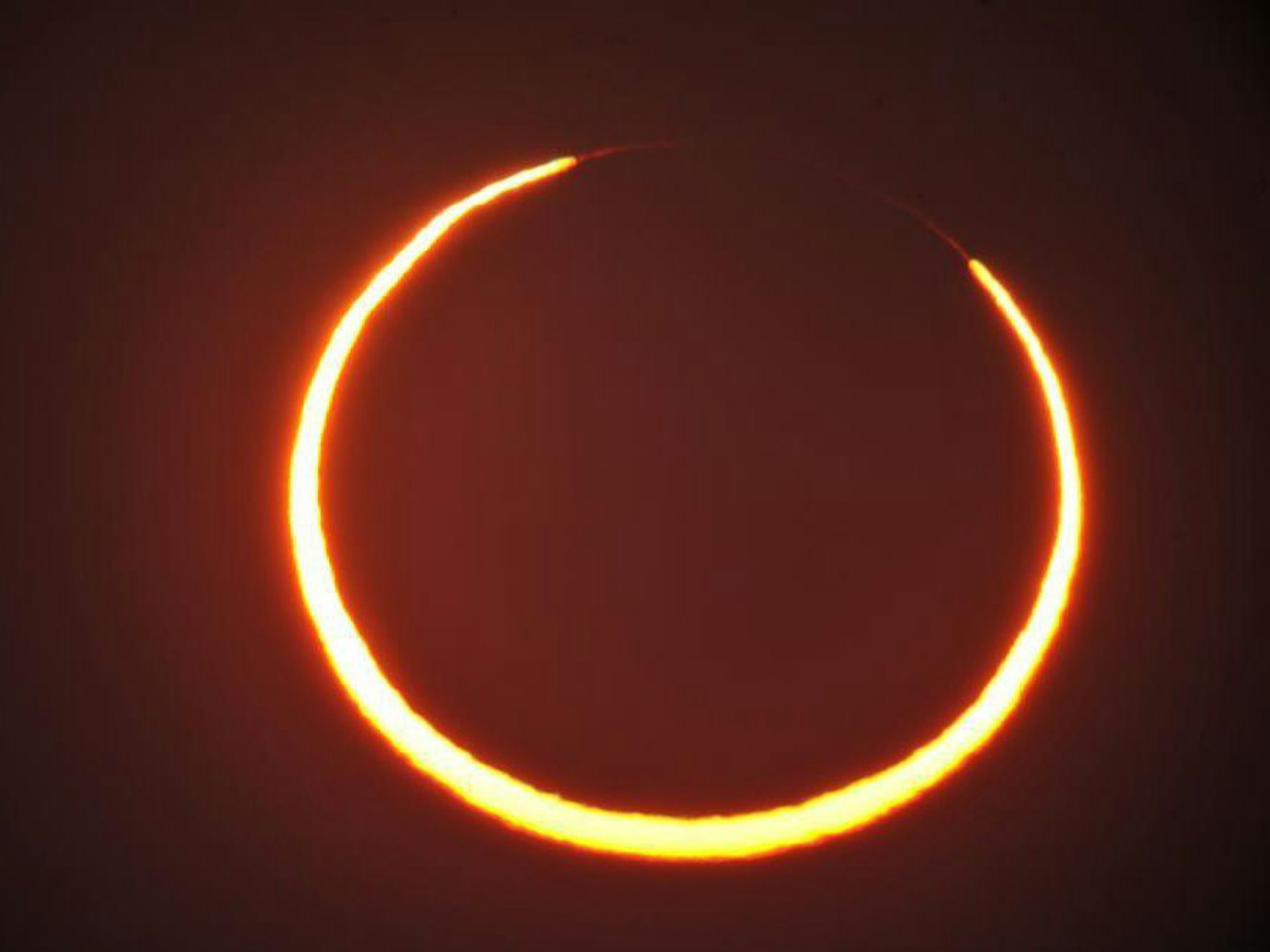 Der Mondschatten verdunkelt während einer Sonnenfinsternis die Sonne, die als Feuerring-Phänomen bekannt ist.