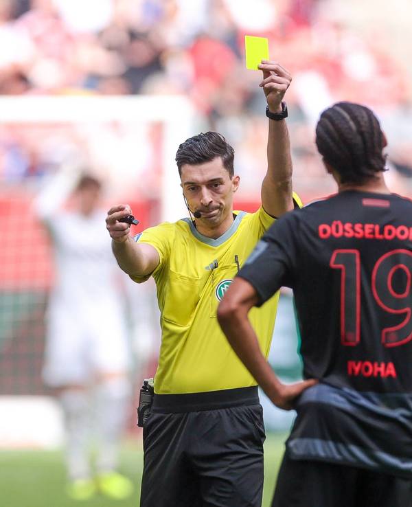 Schiedsrichter Florian Badstübner gibt Emmanuel Iyoha Gelb.