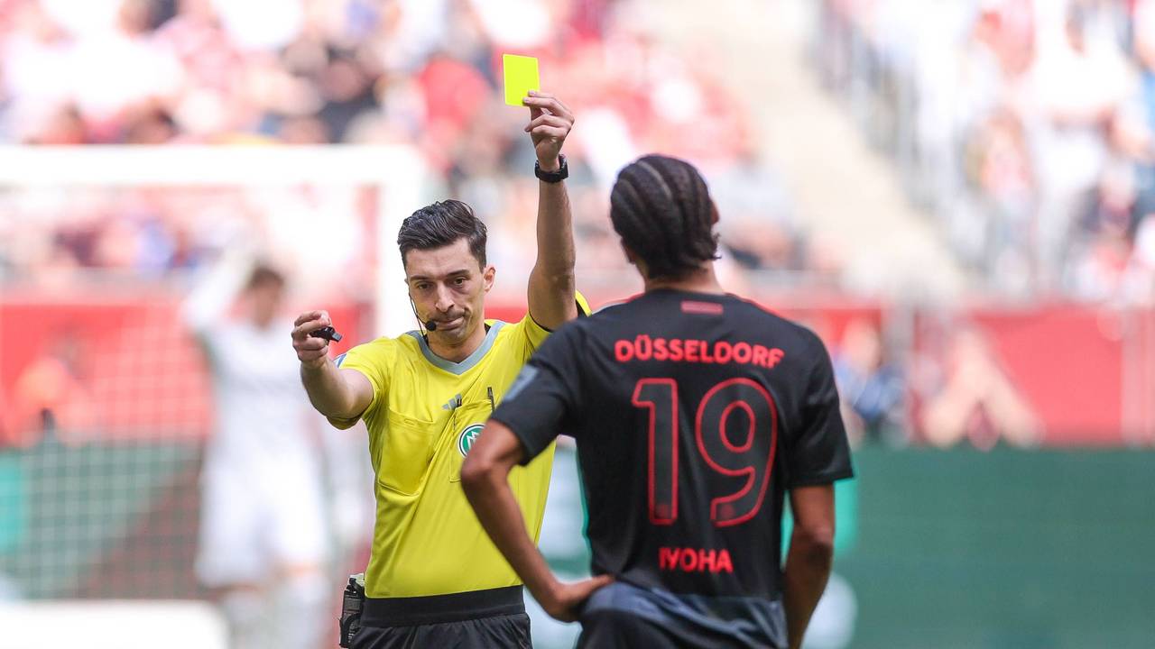 Schiedsrichter Florian Badstübner gibt Emmanuel Iyoha Gelb.