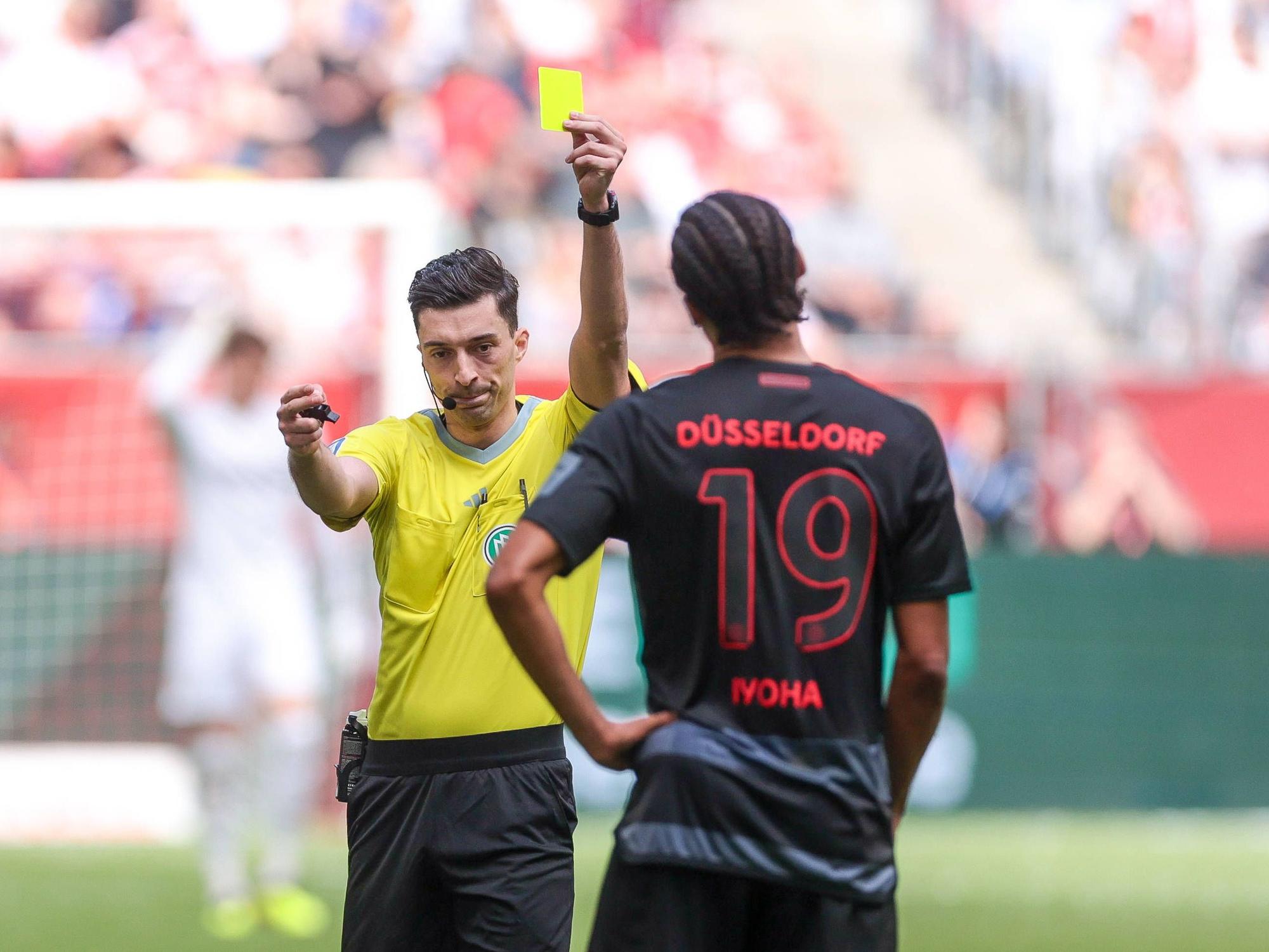 Schiedsrichter Florian Badstübner gibt Emmanuel Iyoha Gelb.
