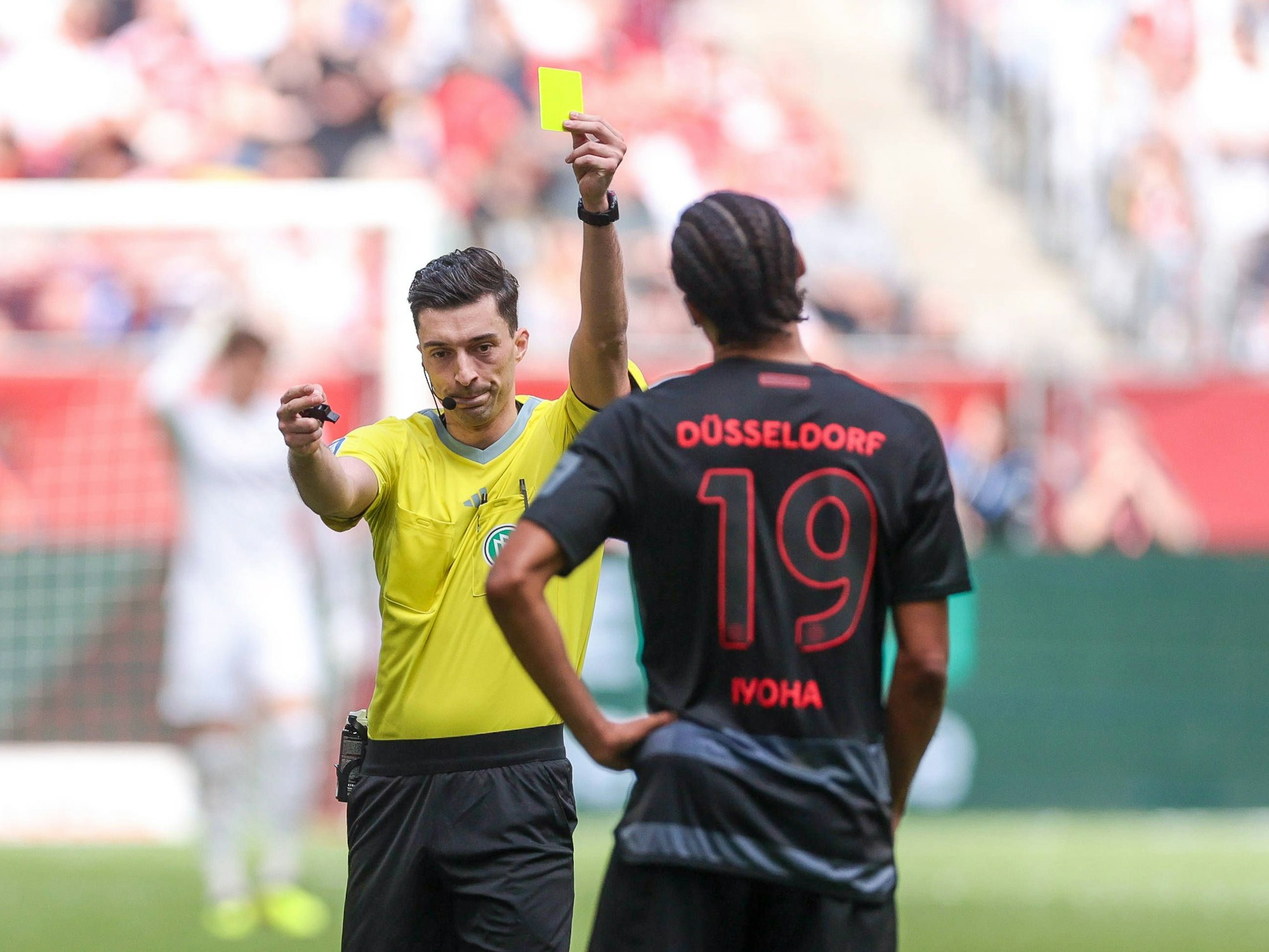 Schiedsrichter Florian Badstübner gibt Emmanuel Iyoha Gelb.