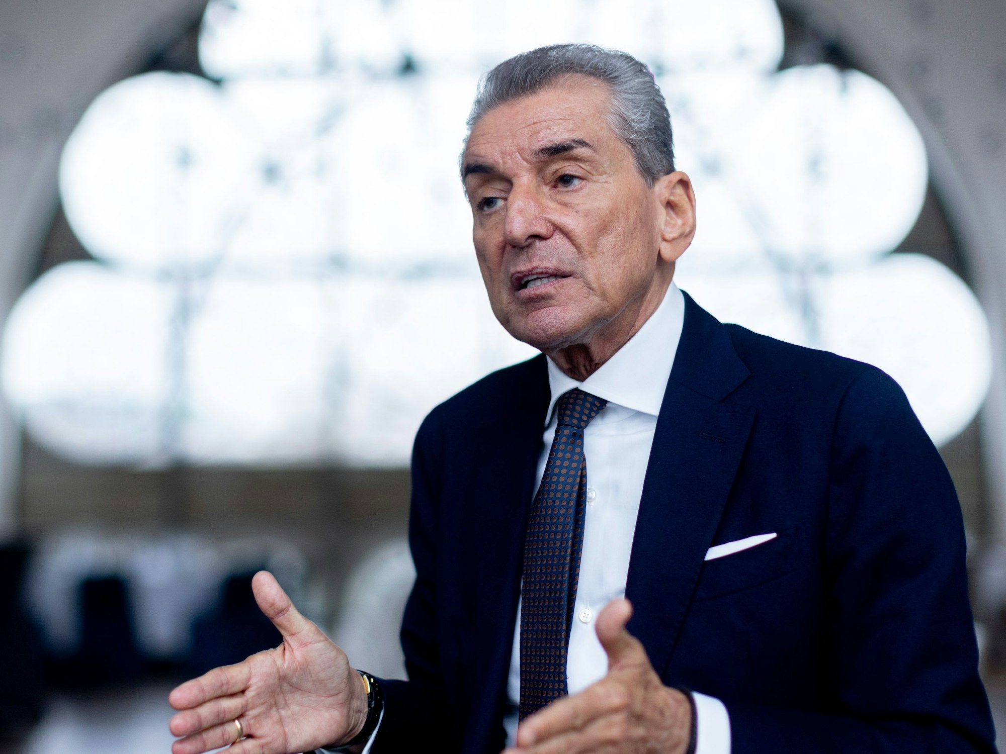 Interview mit Michel Friedman, deutsch-französischer Publizist, Talkmaster, Jurist, Philosoph und ehemaliger Politiker, in der Flora Köln am 5. März 2024.