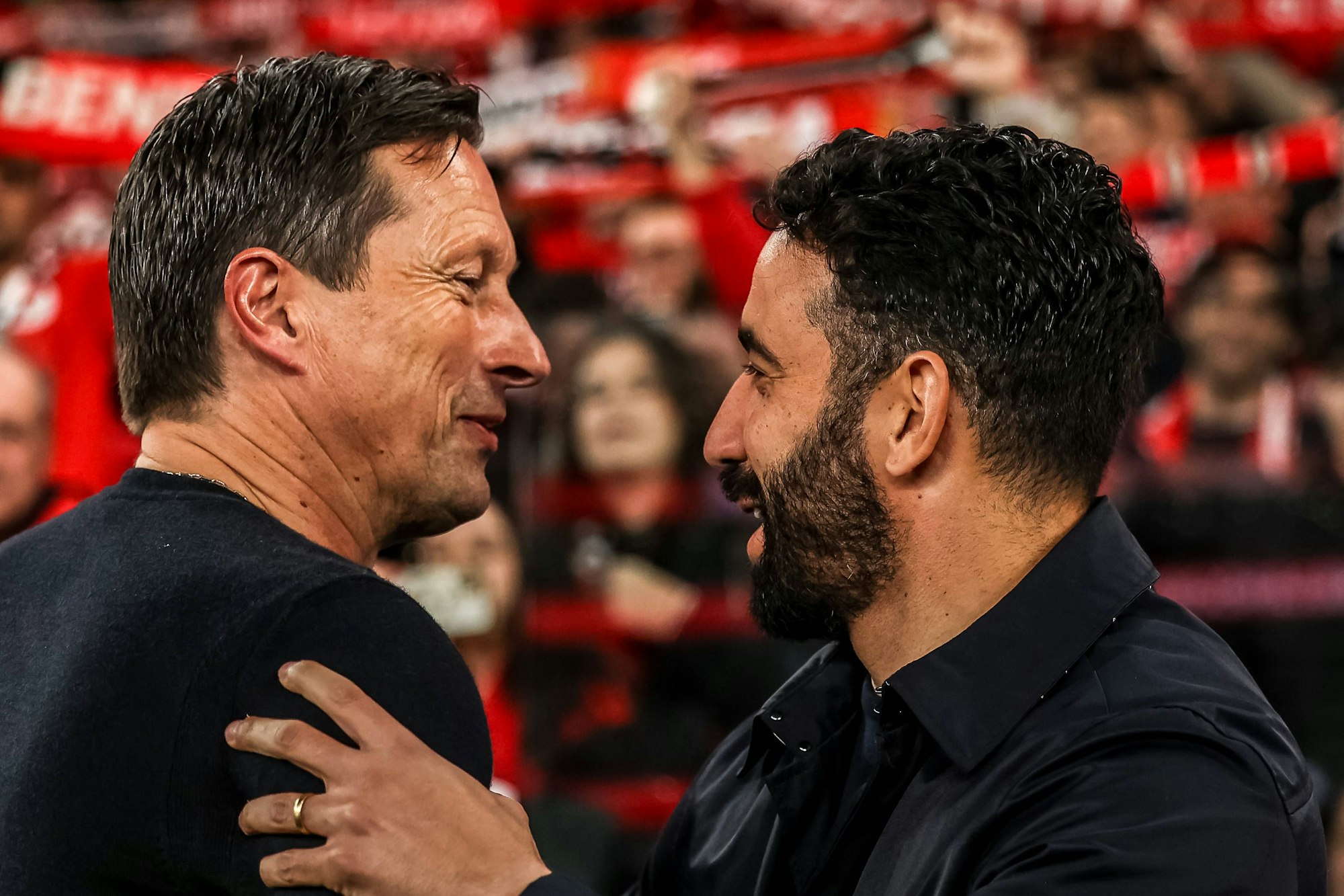 Roger Schmidt (Benfica Lissabon) und Rúben Amorim (Sporting) begrüßen sich vor dem Spiel.
