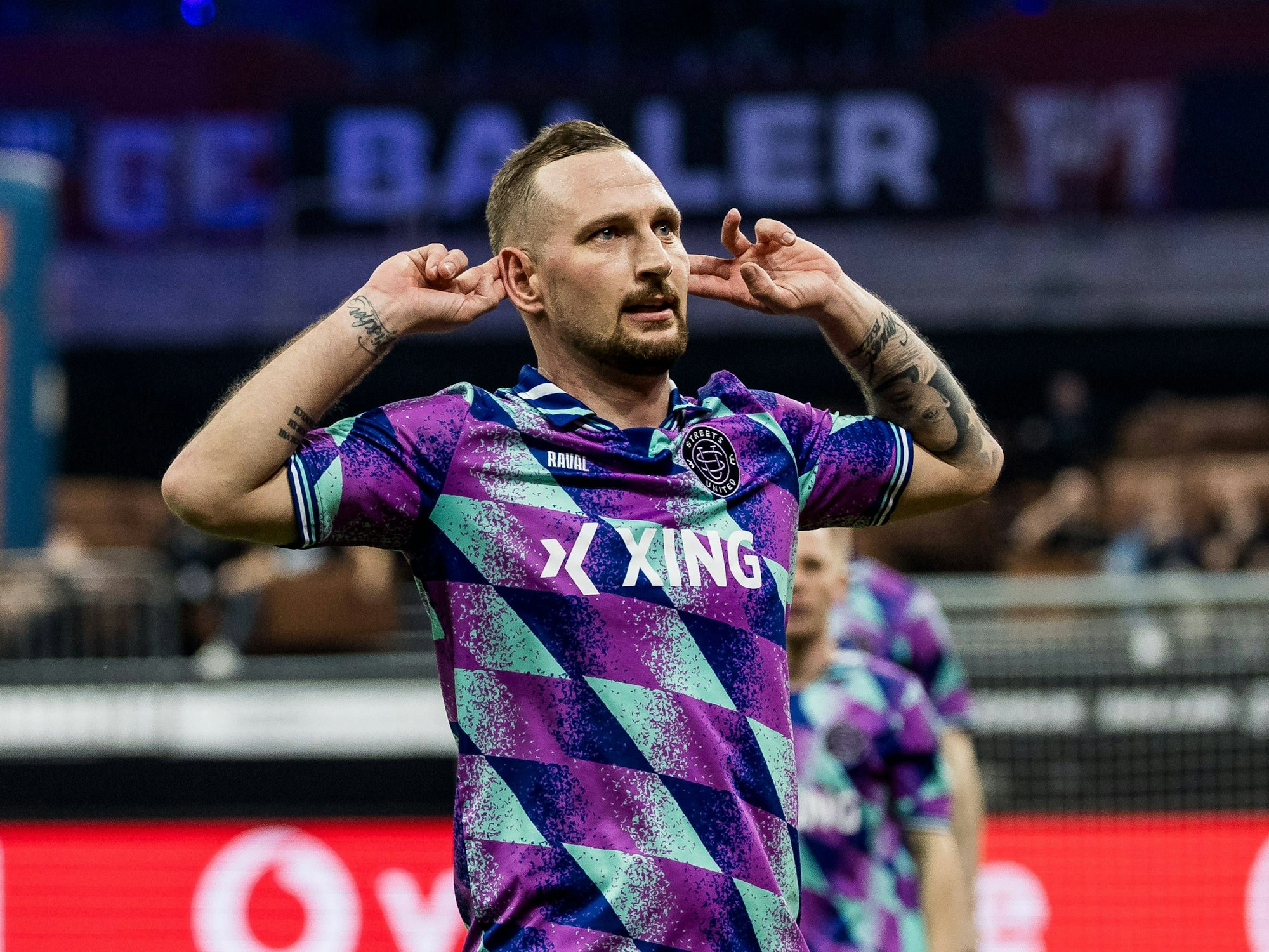 Manuel Fischer jubelt bei der Baller League.