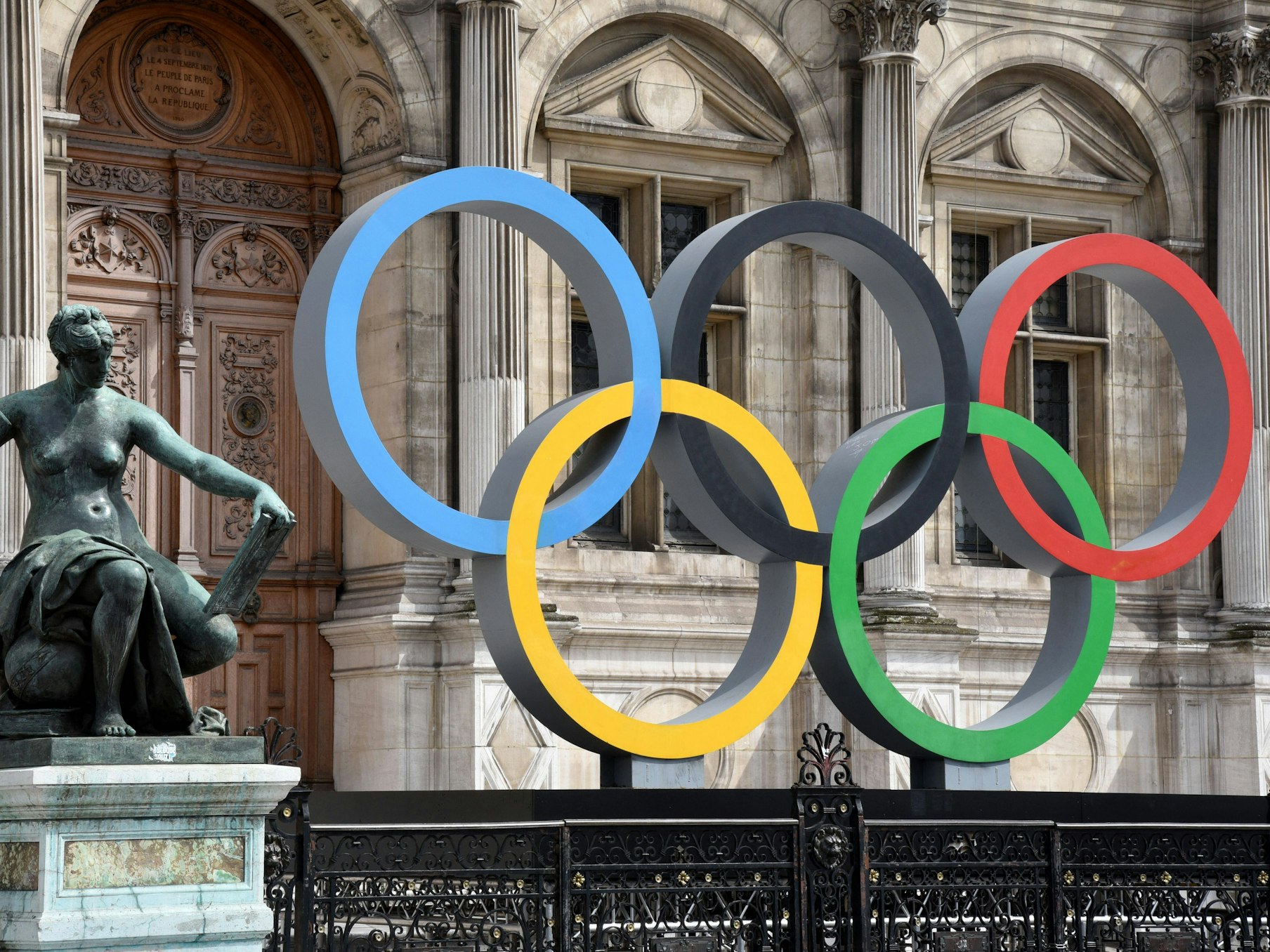 Die olympischen Ringe vor der Stadthalle in Paris