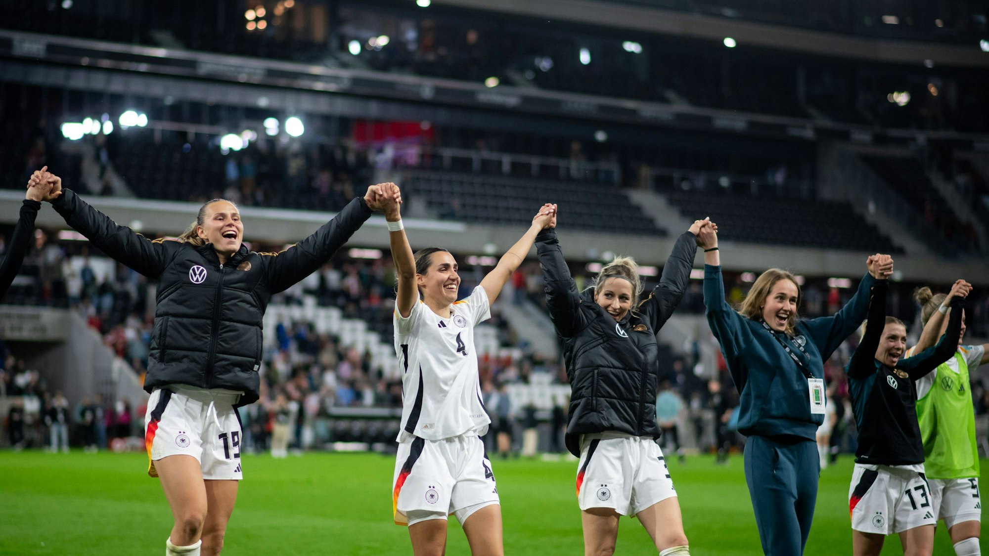 Klara Bühl, Bibiane Schulze Solano, Kathrin Hendrich und Sydney Lohmann jubeln nach dem 3:2 Sieg gegen Österreich am 5. April 2024.