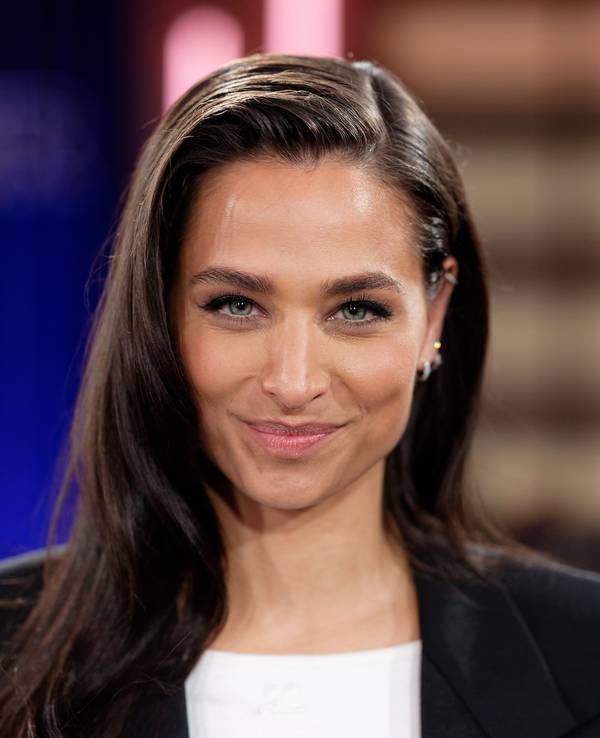 Amira Pocher, Moderatorin, steht nach der Aufzeichnung der WDR-Talkshow „Kölner Treff“ im Studio.